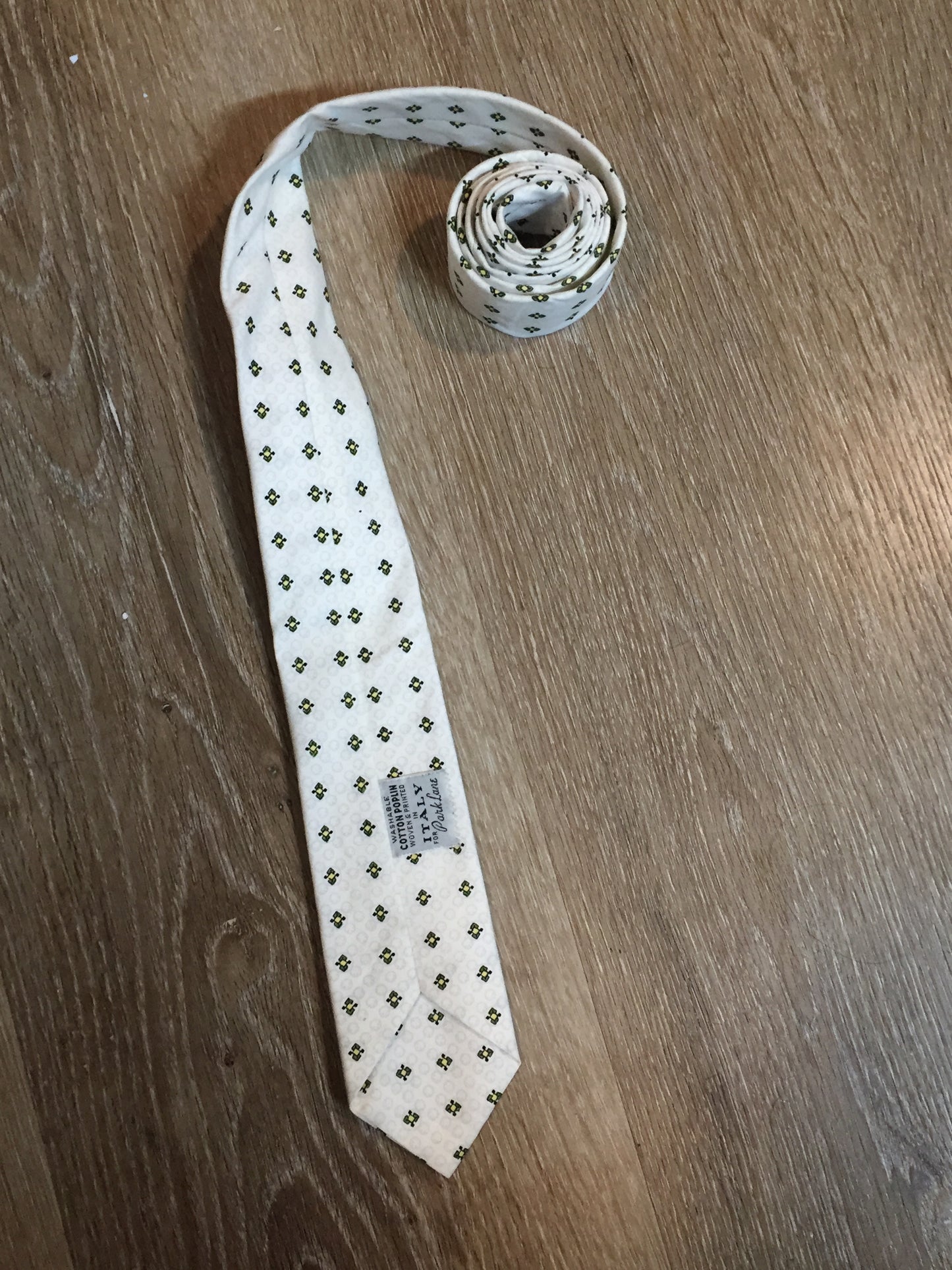 Kingspier Vintage - Park Lane cotton, washable tie in white with yellow and green diamond pattern. Made in Italy, styled in Canada.
Length: 52”
Width: 2.5”
This tie is in excellent condition.