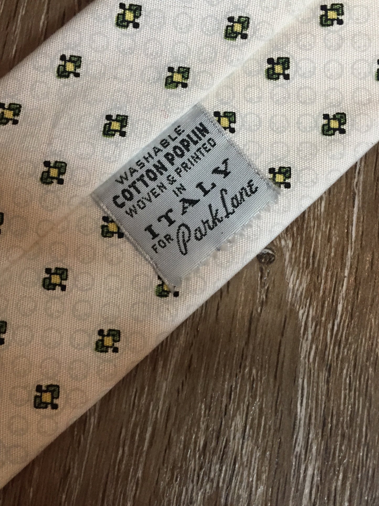 Kingspier Vintage - Park Lane cotton, washable tie in white with yellow and green diamond pattern. Made in Italy, styled in Canada.
Length: 52”
Width: 2.5”
This tie is in excellent condition.