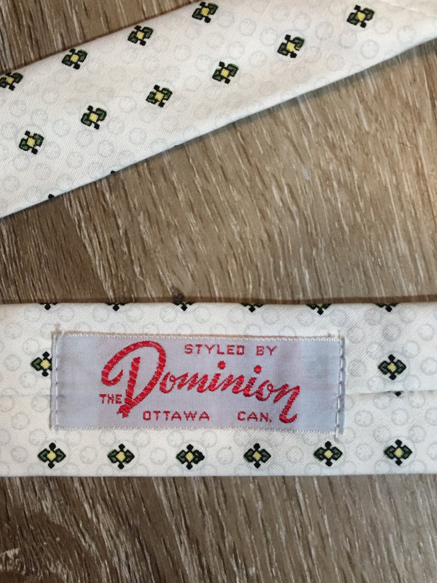 Kingspier Vintage - Park Lane cotton, washable tie in white with yellow and green diamond pattern. Made in Italy, styled in Canada.
Length: 52”
Width: 2.5”
This tie is in excellent condition.