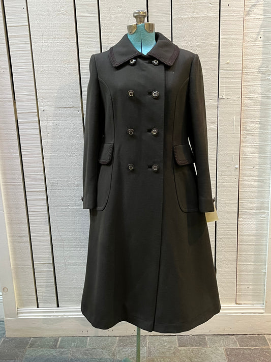Vintage D'allaird's double breasted brown 100% wool coat with two flap pockets in the front, embroidered details on the pockets and collar and a satin lining.
Made in Canada, Chest 38”