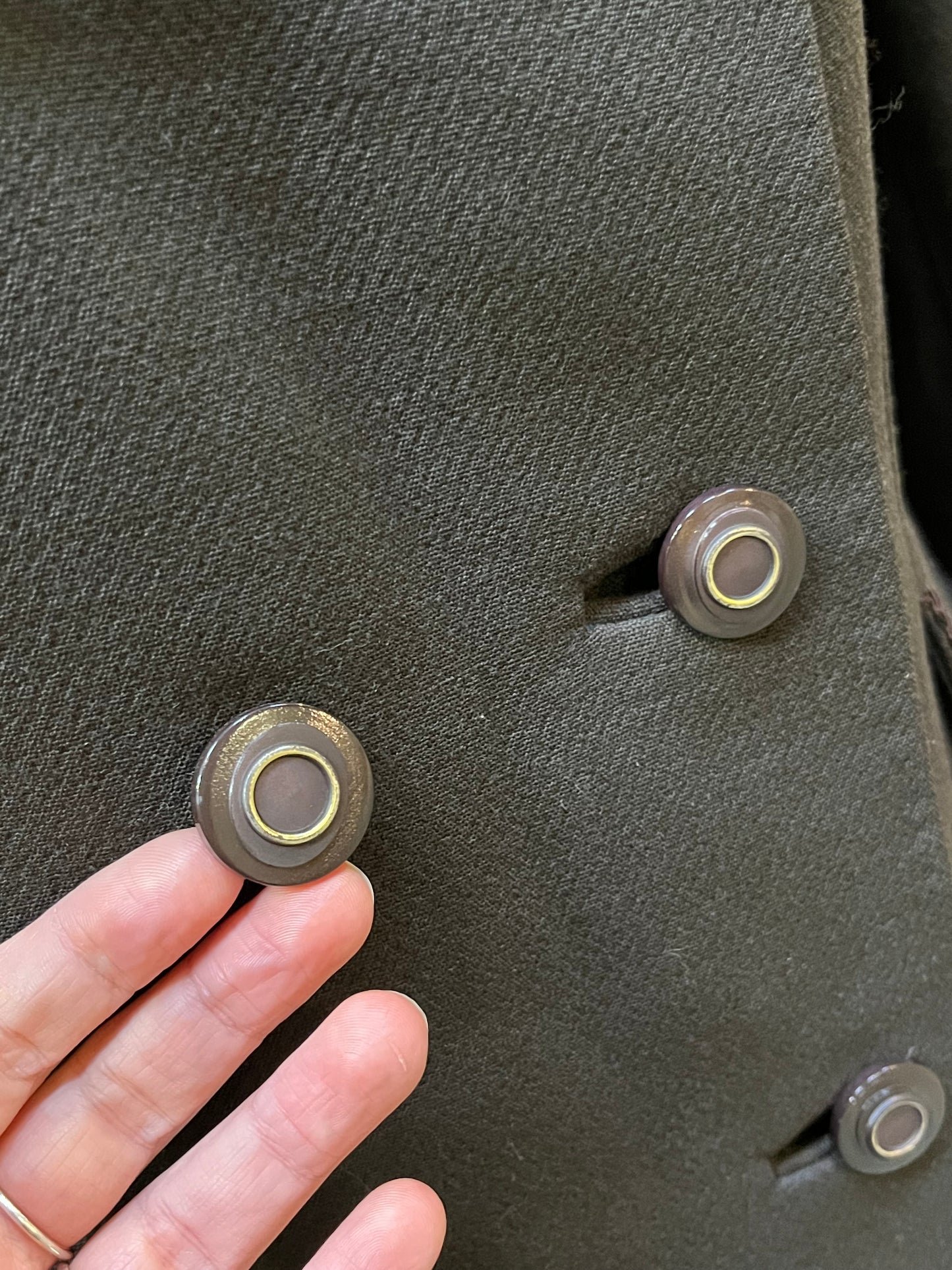 Vintage D'allaird's double breasted brown 100% wool coat with two flap pockets in the front, embroidered details on the pockets and collar and a satin lining.
Made in Canada, Chest 38”