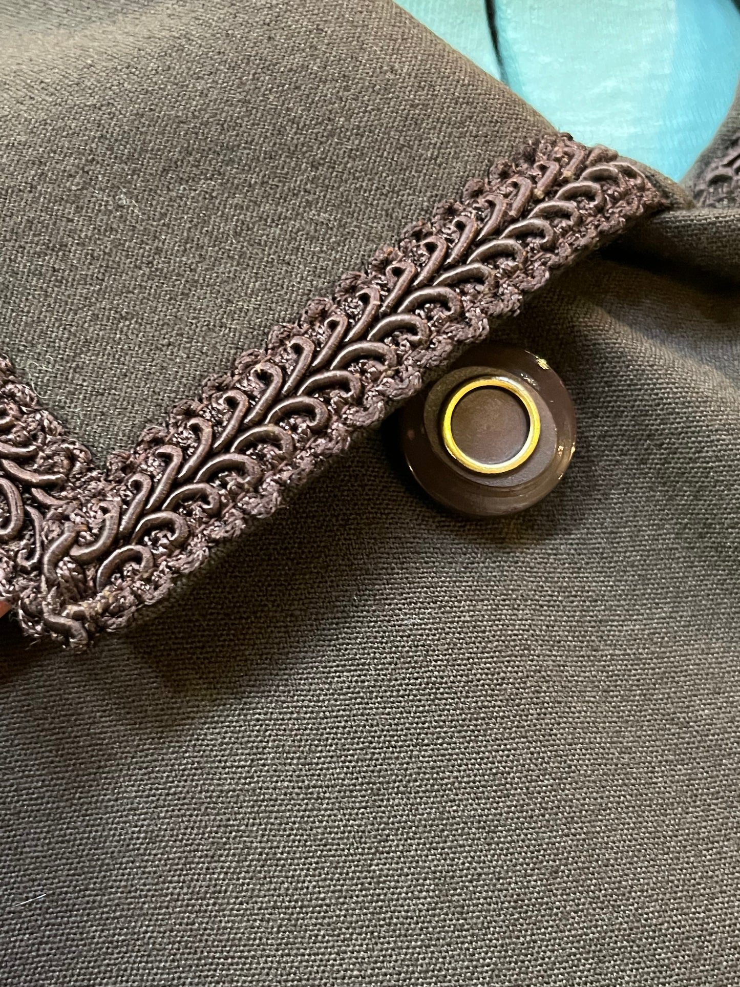 Vintage D'allaird's double breasted brown 100% wool coat with two flap pockets in the front, embroidered details on the pockets and collar and a satin lining.
Made in Canada, Chest 38”