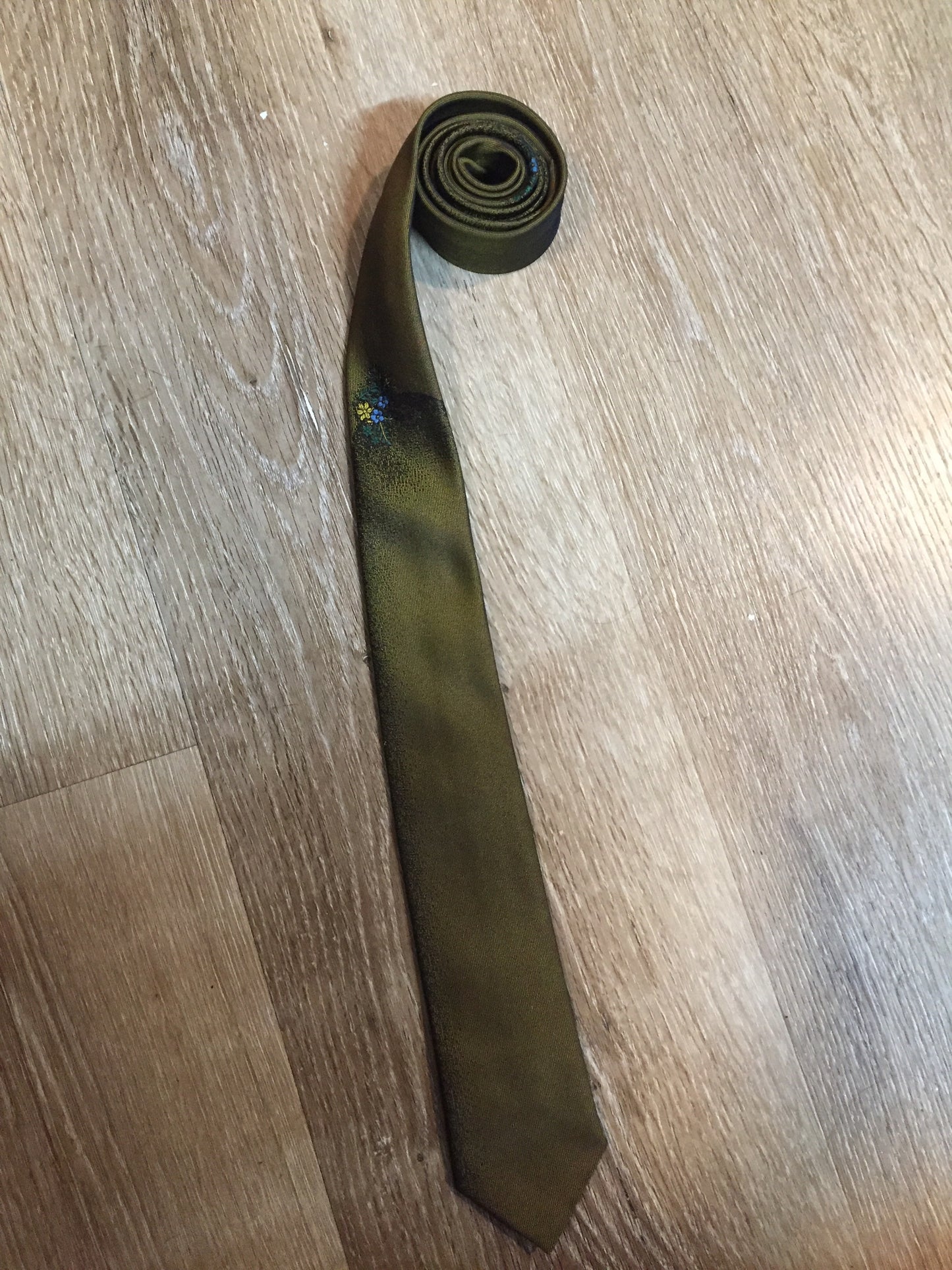 Kingspier Vintage - Parklane polyester tie in olive and black with a unique flower design.
Length: 56”
Width: 2.25”
This tie is in excellent condition.