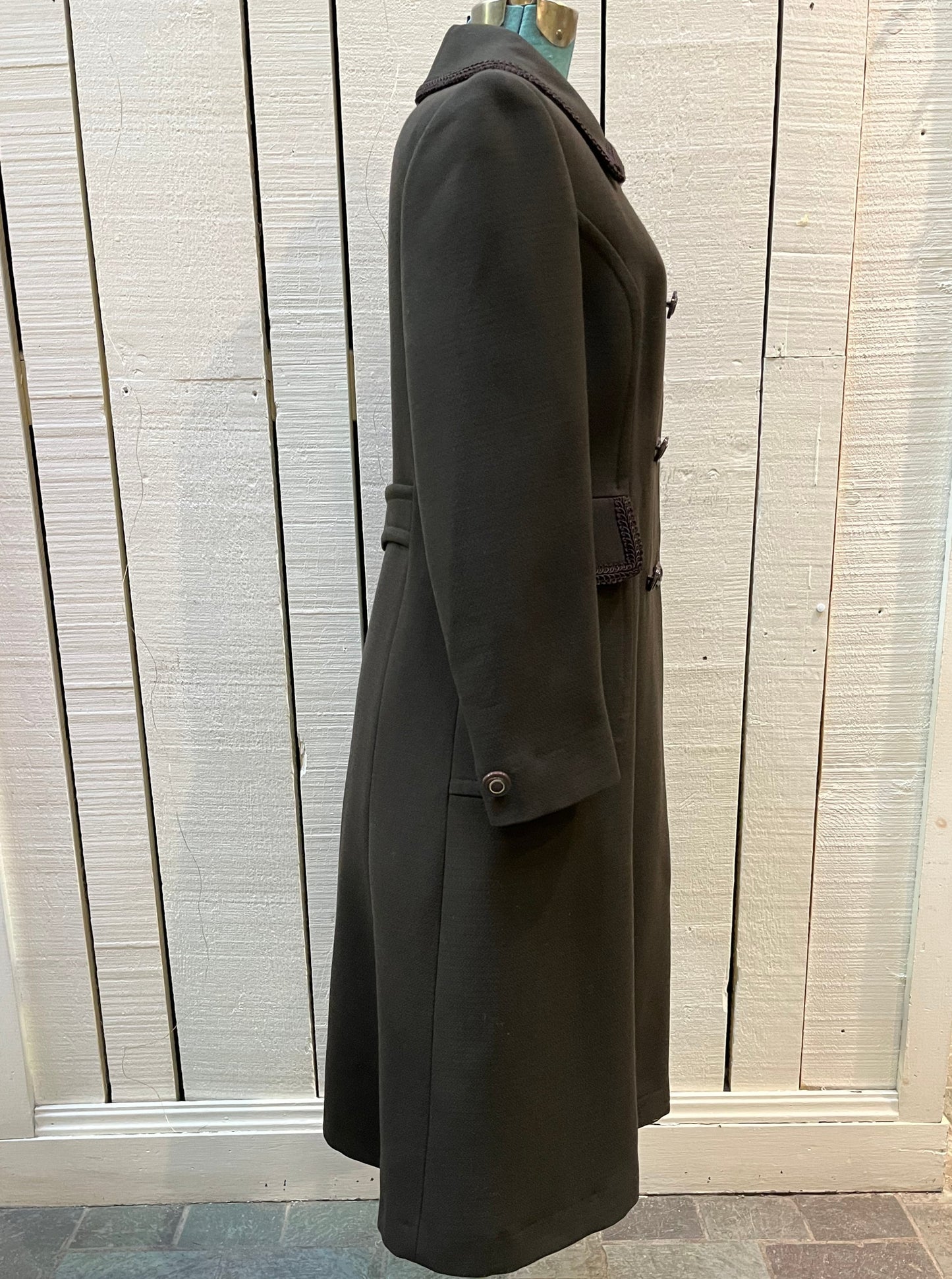 Vintage D'allaird's double breasted brown 100% wool coat with two flap pockets in the front, embroidered details on the pockets and collar and a satin lining.
Made in Canada, Chest 38”