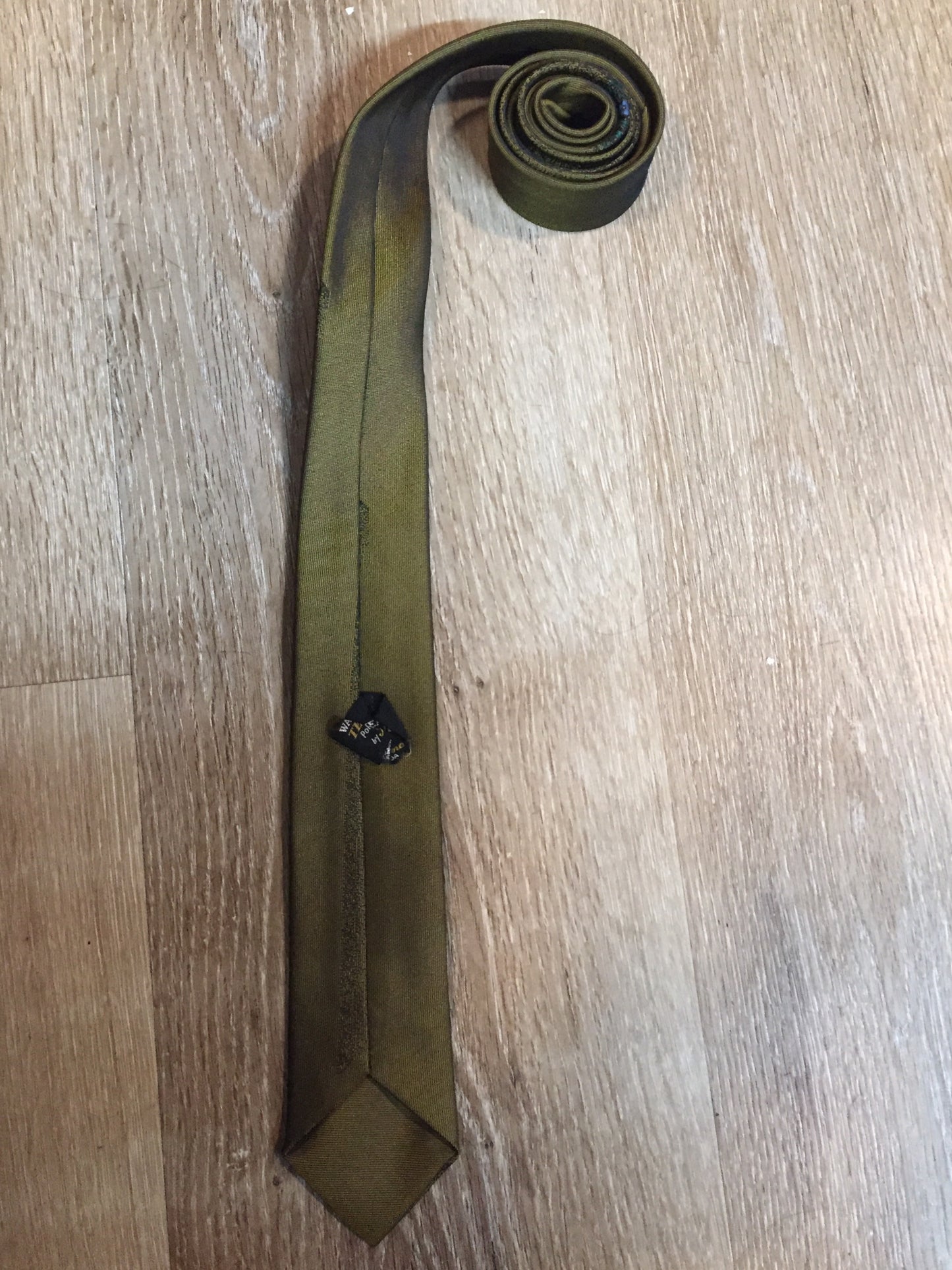Kingspier Vintage - Parklane polyester tie in olive and black with a unique flower design.
Length: 56”
Width: 2.25”
This tie is in excellent condition.