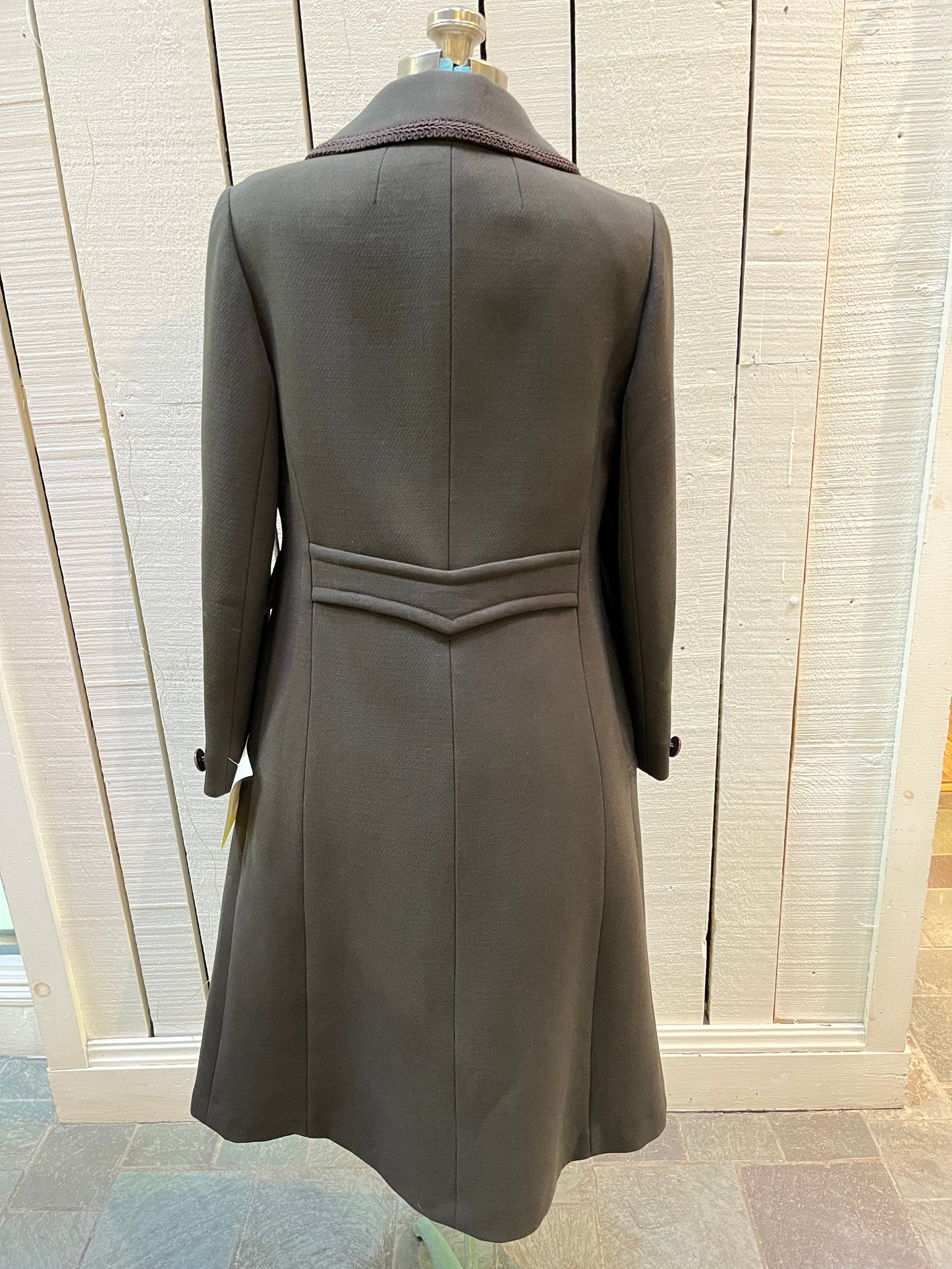 Vintage D'allaird's double breasted brown 100% wool coat with two flap pockets in the front, embroidered details on the pockets and collar and a satin lining.
Made in Canada, Chest 38”