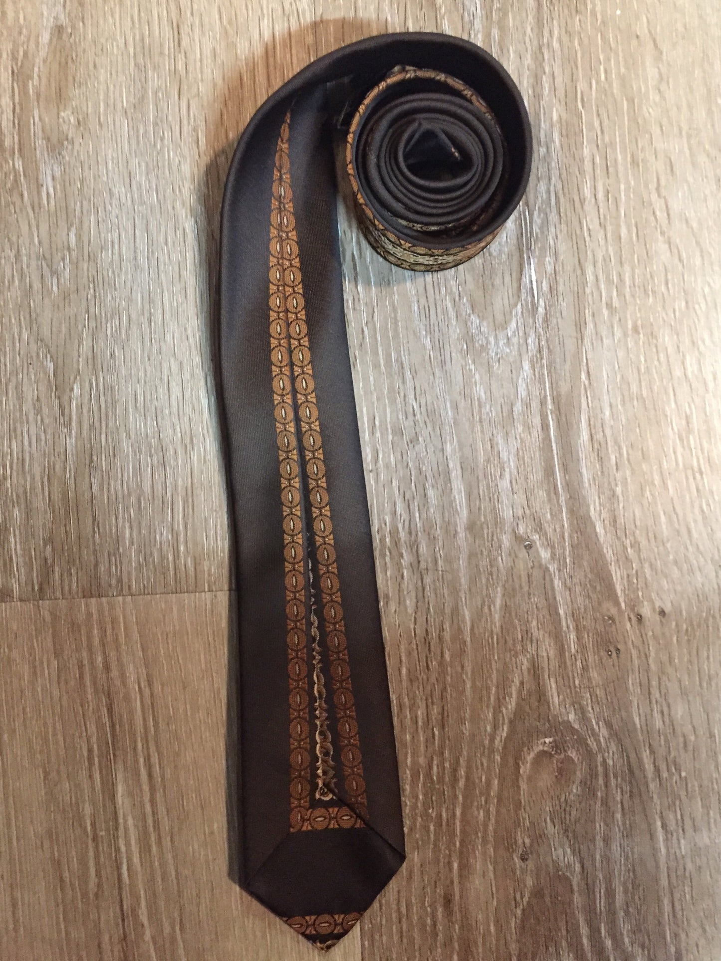 Kingspier Vintage - Albersia brown and orange 70’s pattern tie. Fibres unknown.
Length: 52.25” 
Width: 2.25” 
This tie is in excellent condition.