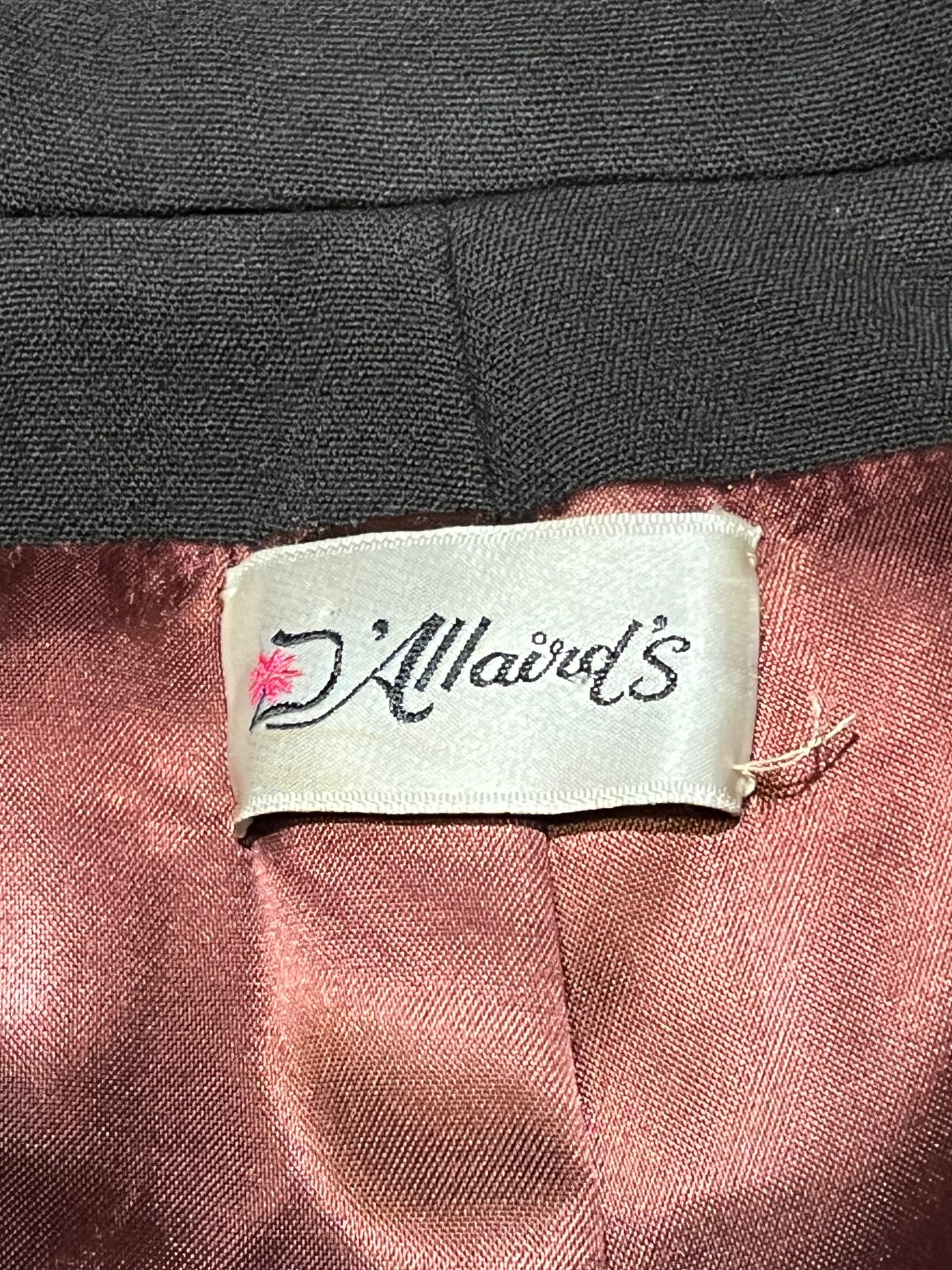Vintage D'allaird's double breasted brown 100% wool coat with two flap pockets in the front, embroidered details on the pockets and collar and a satin lining.
Made in Canada, Chest 38”