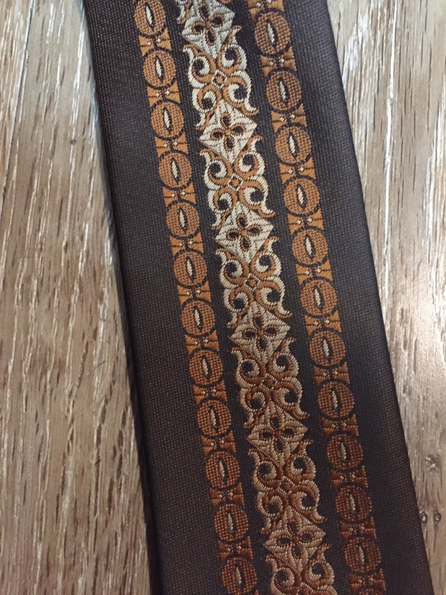 Kingspier Vintage - Albersia brown and orange 70’s pattern tie. Fibres unknown.
Length: 52.25” 
Width: 2.25” 
This tie is in excellent condition.