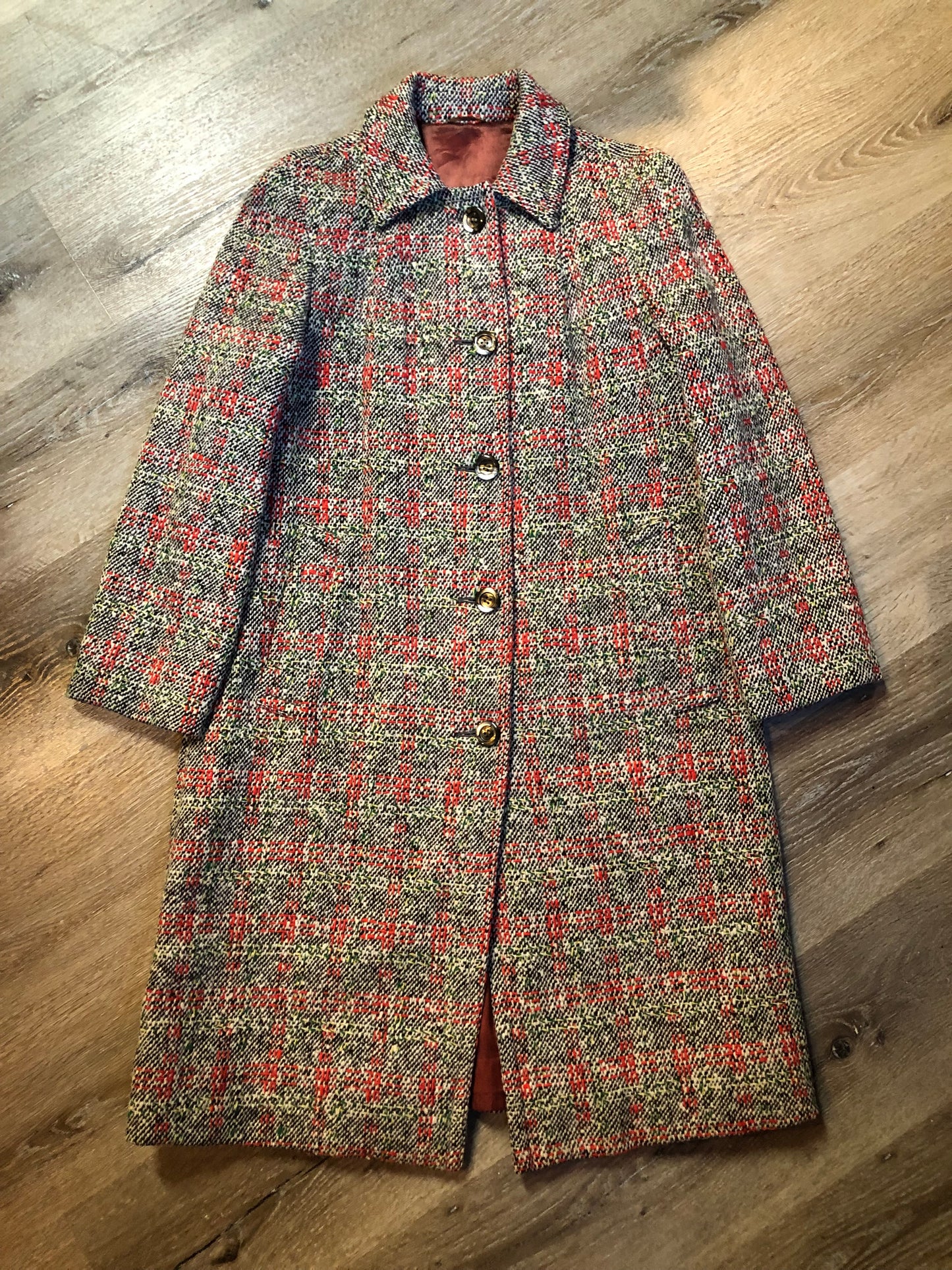 Kingspier Vintage - Vintage Weatherbee “Fashion Original” water resistant coat in white, red, black, yellow and green tweed.
Coat features button closures, two front pockets and a satin lining.
Size Medium.