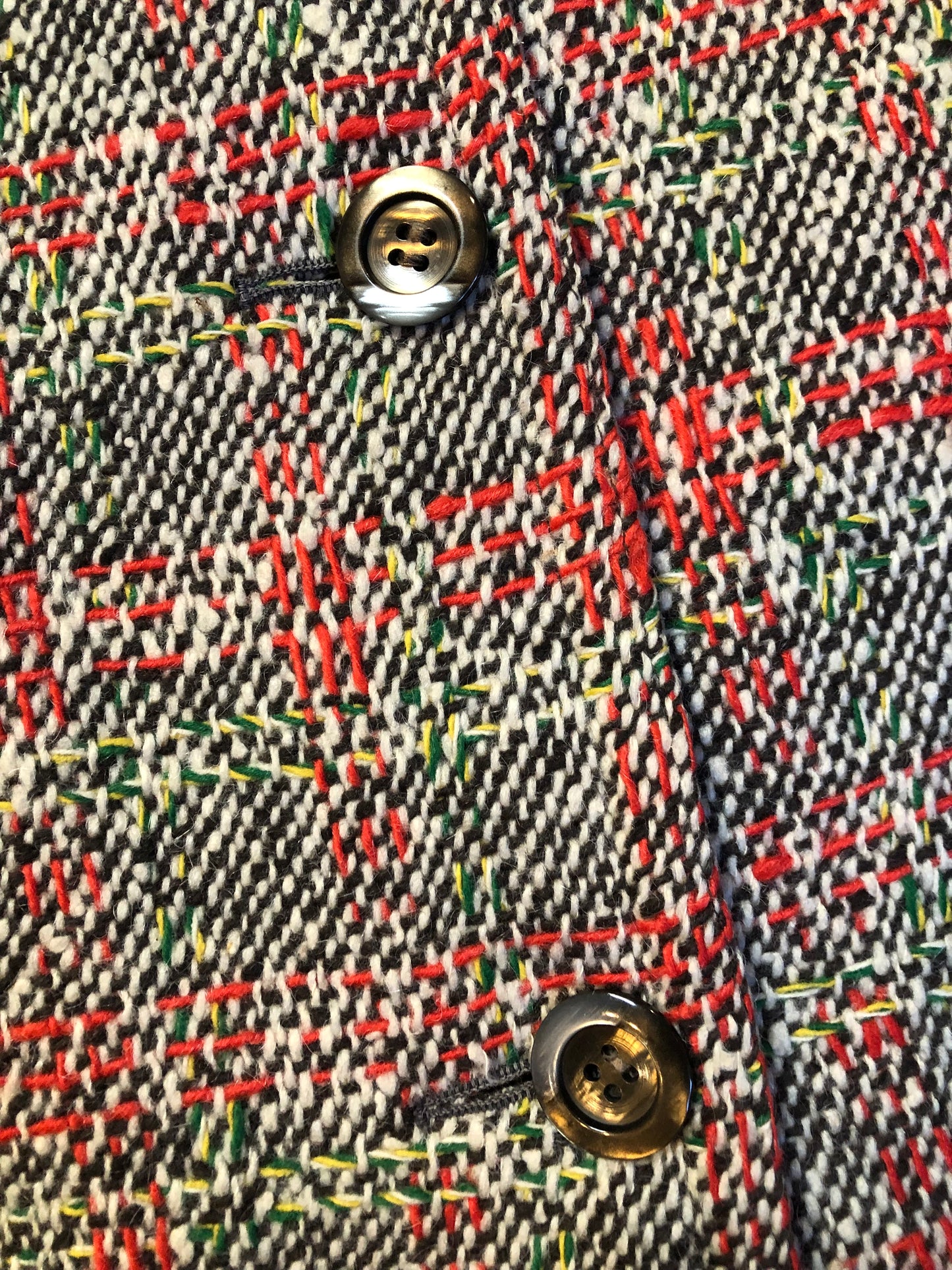 Kingspier Vintage - Vintage Weatherbee “Fashion Original” water resistant coat in white, red, black, yellow and green tweed.
Coat features button closures, two front pockets and a satin lining.
Size Medium.