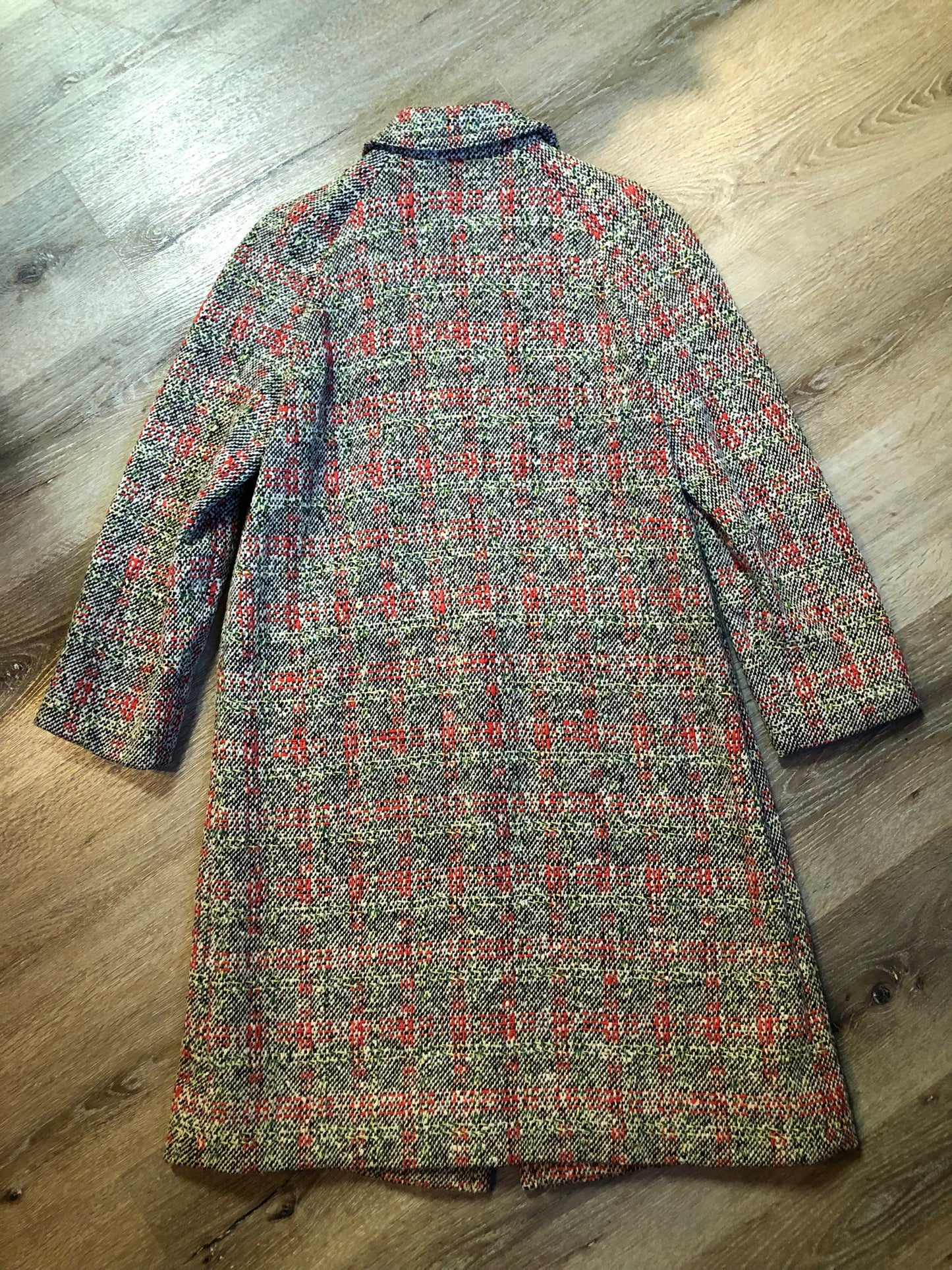 Kingspier Vintage - Vintage Weatherbee “Fashion Original” water resistant coat in white, red, black, yellow and green tweed.
Coat features button closures, two front pockets and a satin lining.
Size Medium.