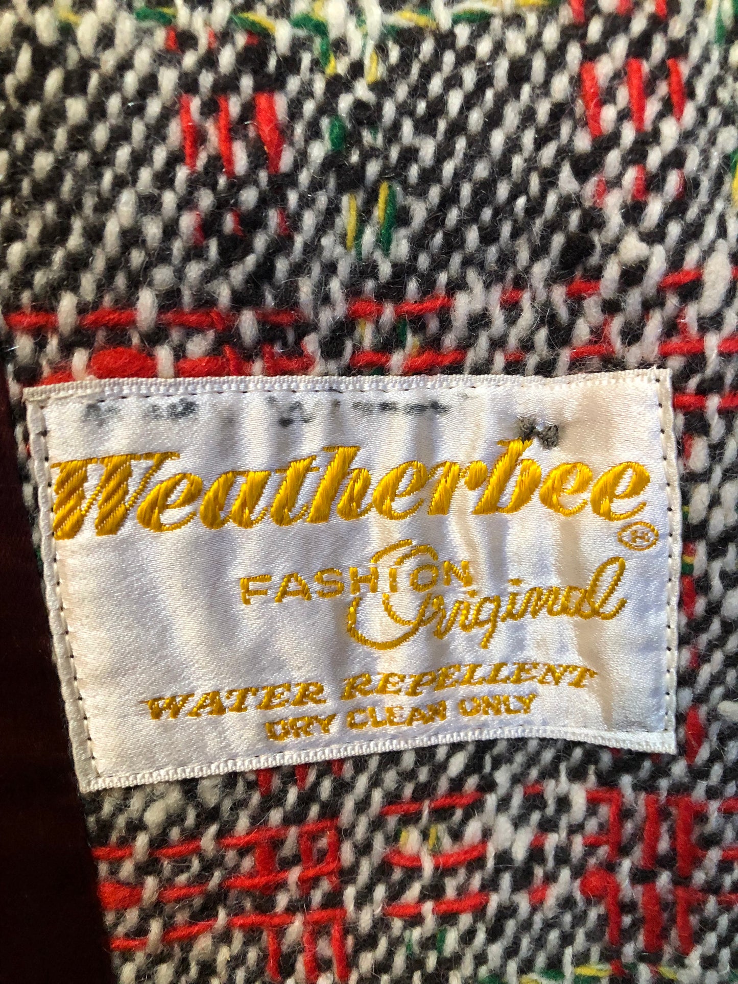 Kingspier Vintage - Vintage Weatherbee “Fashion Original” water resistant coat in white, red, black, yellow and green tweed.
Coat features button closures, two front pockets and a satin lining.
Size Medium.