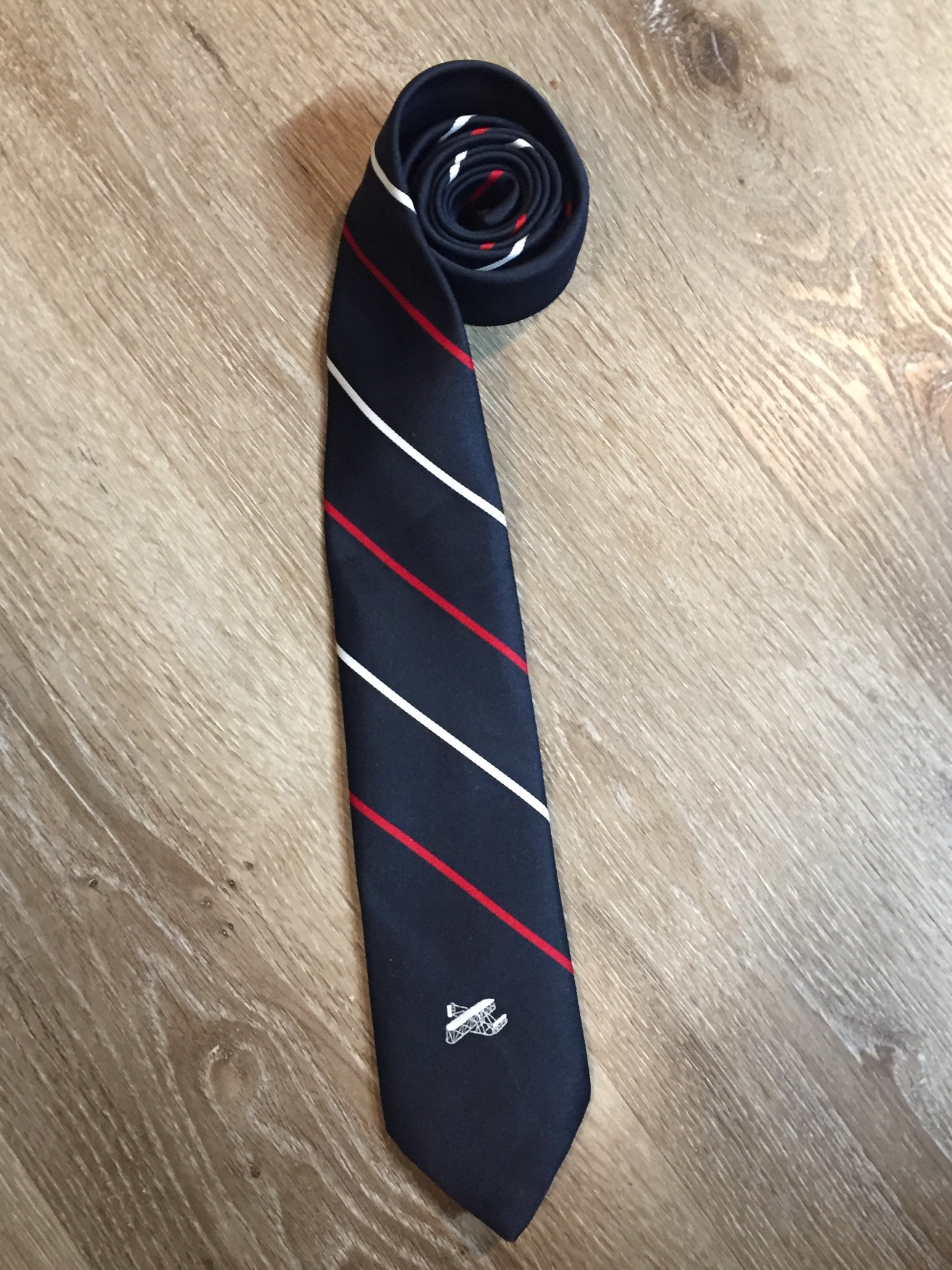 Kingspier Vintage - Prince Consort 100% polyester tie in navy with white and red stripes and a small jet illustration at the bottom center of the tie. Made for the U.S. airforce.
 
Length: 58.25” 
Width: 3” 
This tie is in excellent condition.