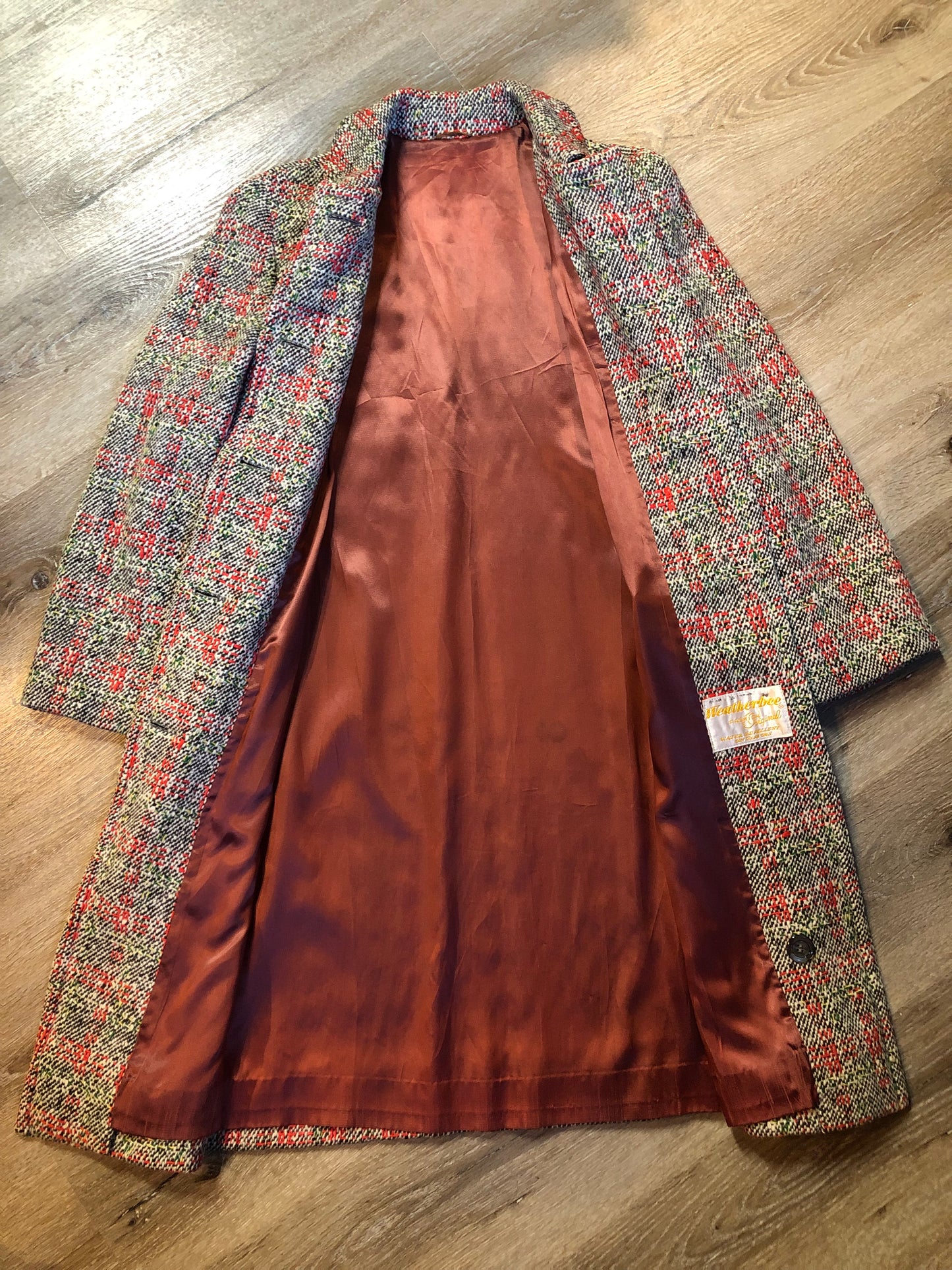 Kingspier Vintage - Vintage Weatherbee “Fashion Original” water resistant coat in white, red, black, yellow and green tweed.
Coat features button closures, two front pockets and a satin lining.
Size Medium.