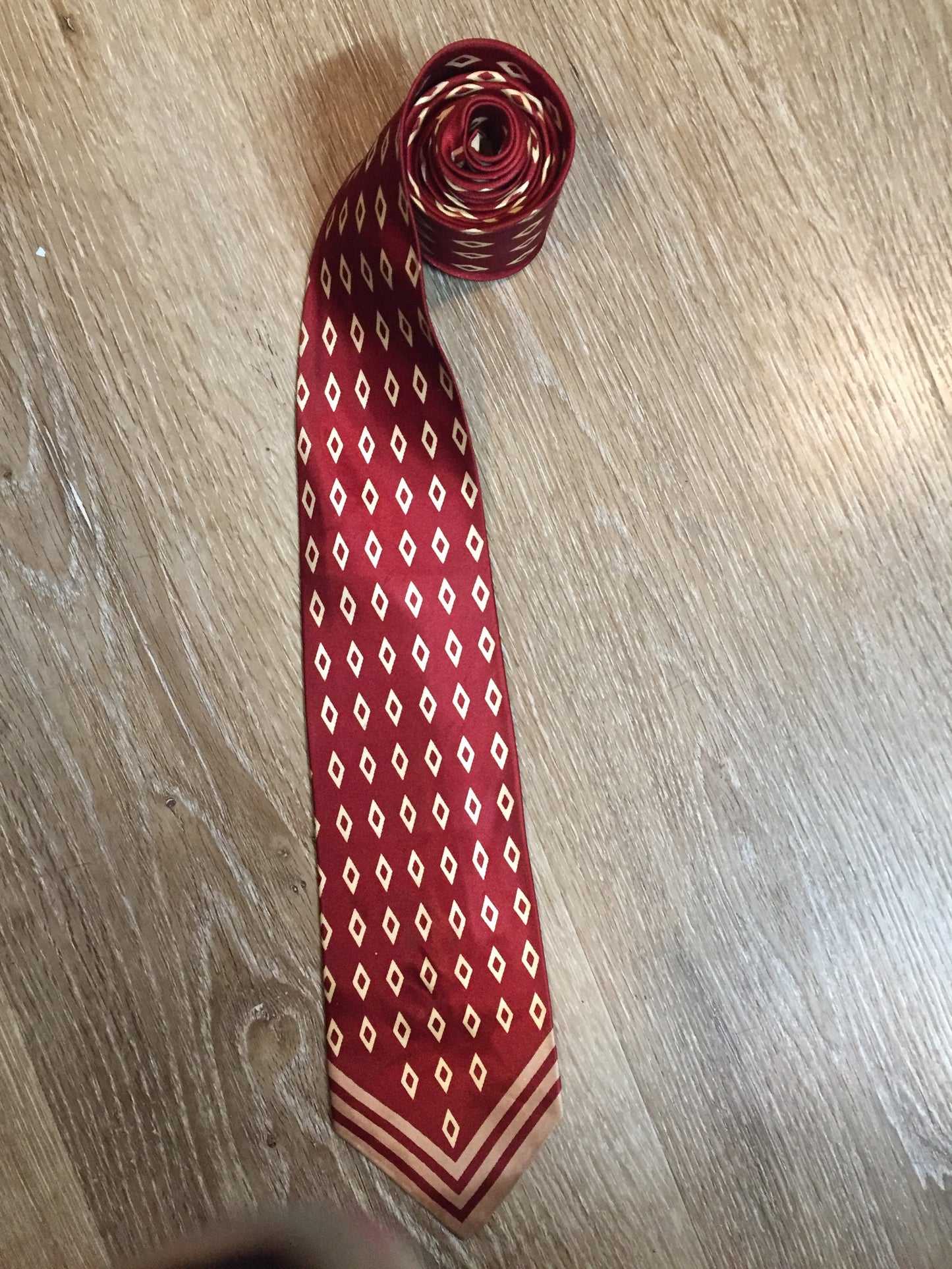 Kingspier Vintage - Park Lane for Eaton red tie with cream diamond pattern. Fibres unknown.
Length: 55.25”
Width: 3”
This tie is in excellent condition.