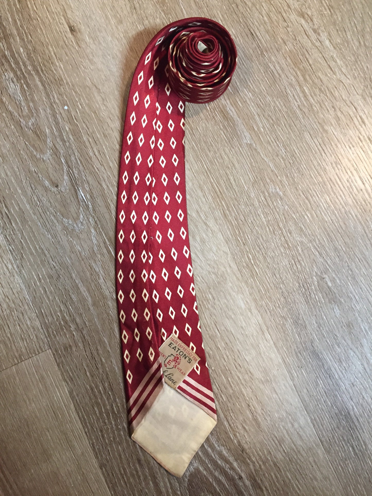 Kingspier Vintage - Park Lane for Eaton red tie with cream diamond pattern. Fibres unknown.
Length: 55.25”
Width: 3”
This tie is in excellent condition.