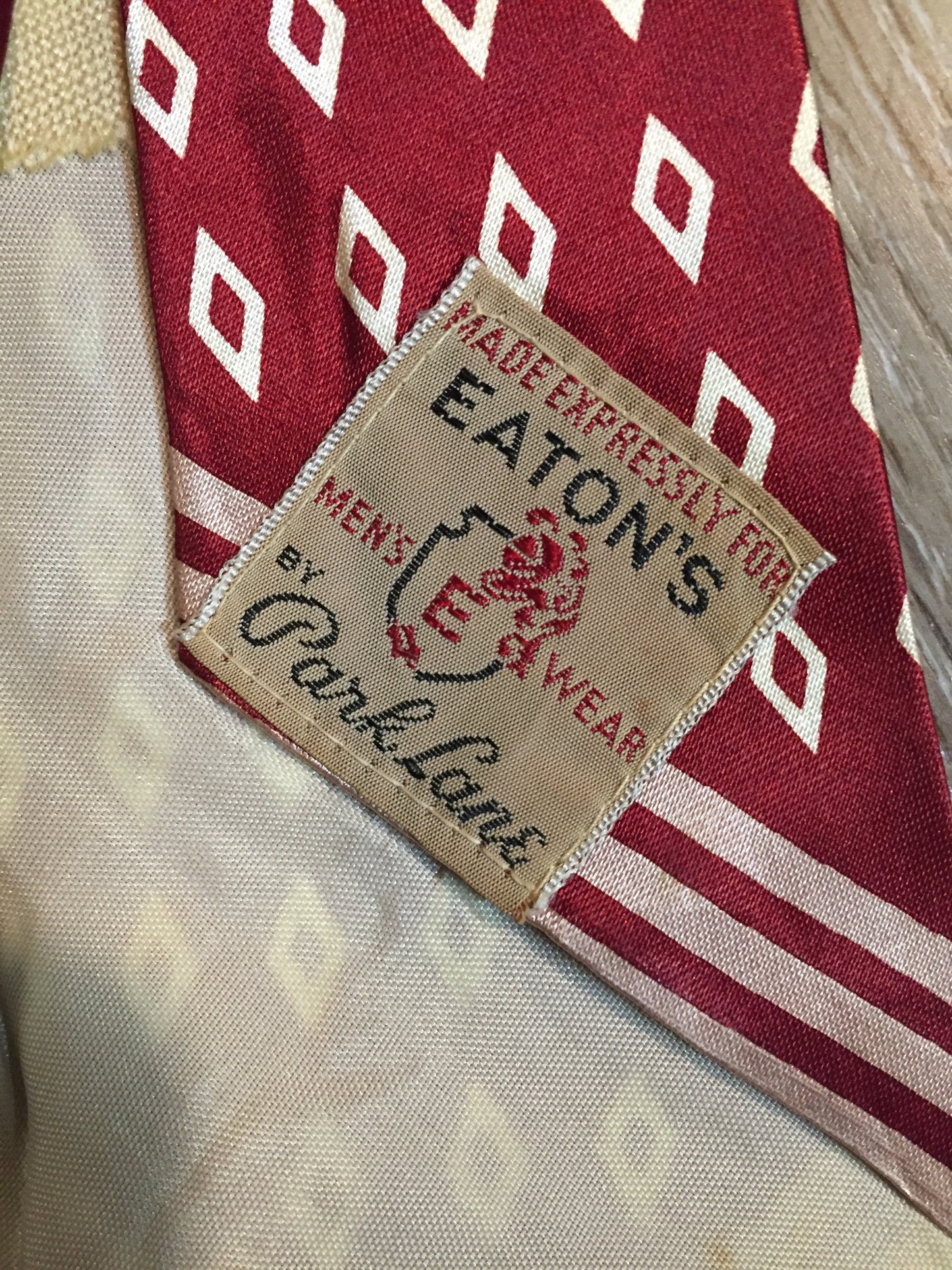 Kingspier Vintage - Park Lane for Eaton red tie with cream diamond pattern. Fibres unknown.
Length: 55.25”
Width: 3”
This tie is in excellent condition.