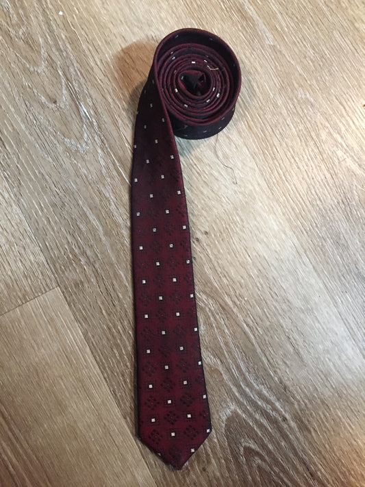 Kingspier Vintage - Gentry 100% Terylene tie with burgundy, white and black pattern.
Length: 56” 
Width: 2.25” 
This tie is in excellent condition.