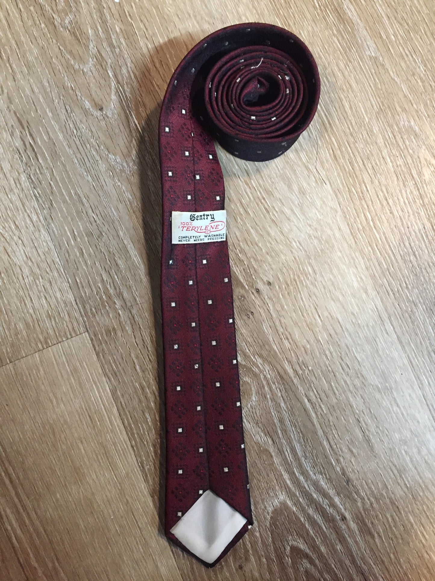 Kingspier Vintage - Gentry 100% Terylene tie with burgundy, white and black pattern.
Length: 56” 
Width: 2.25” 
This tie is in excellent condition.