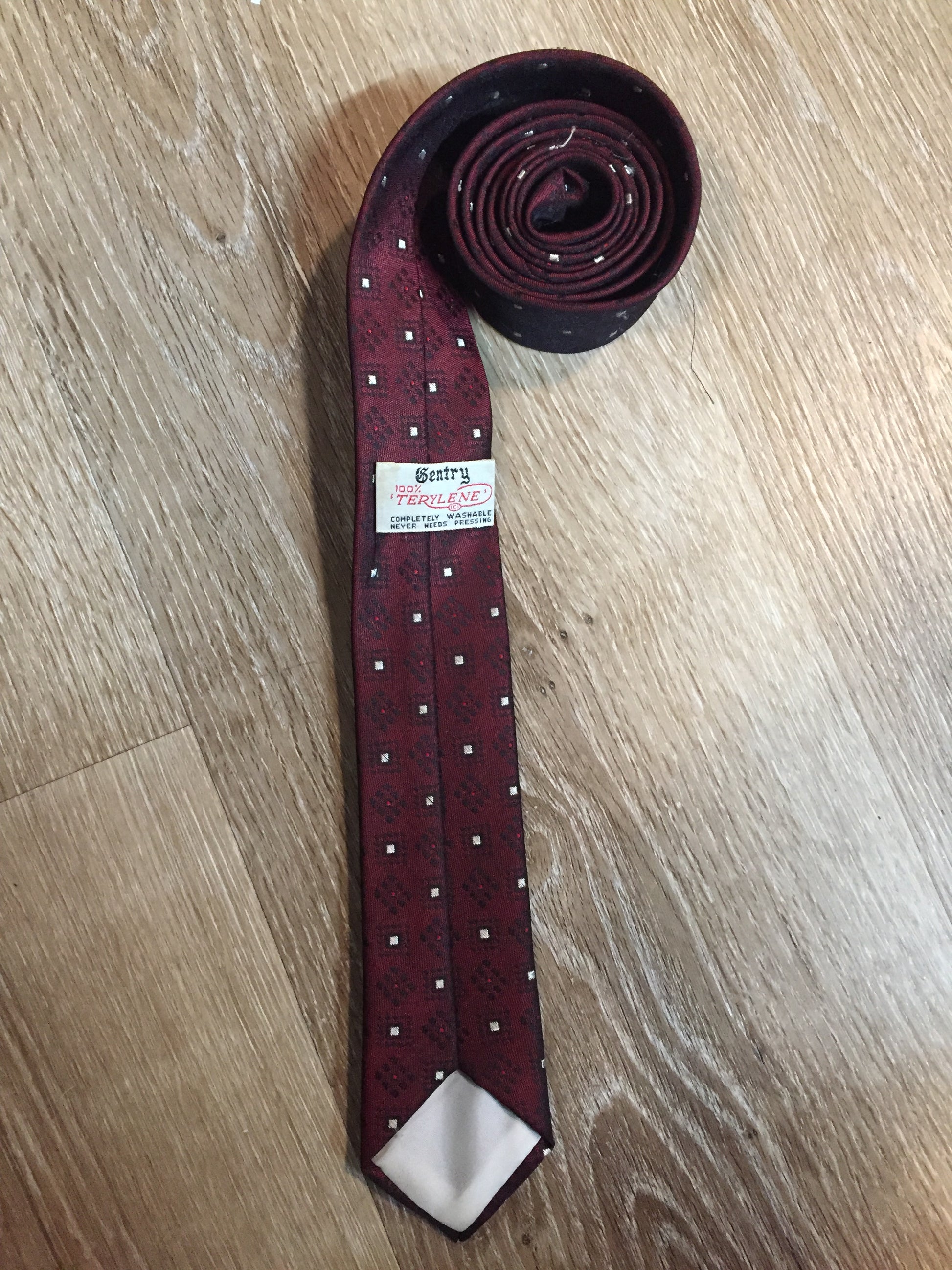 Kingspier Vintage - Gentry 100% Terylene tie with burgundy, white and black pattern.
Length: 56” 
Width: 2.25” 
This tie is in excellent condition.