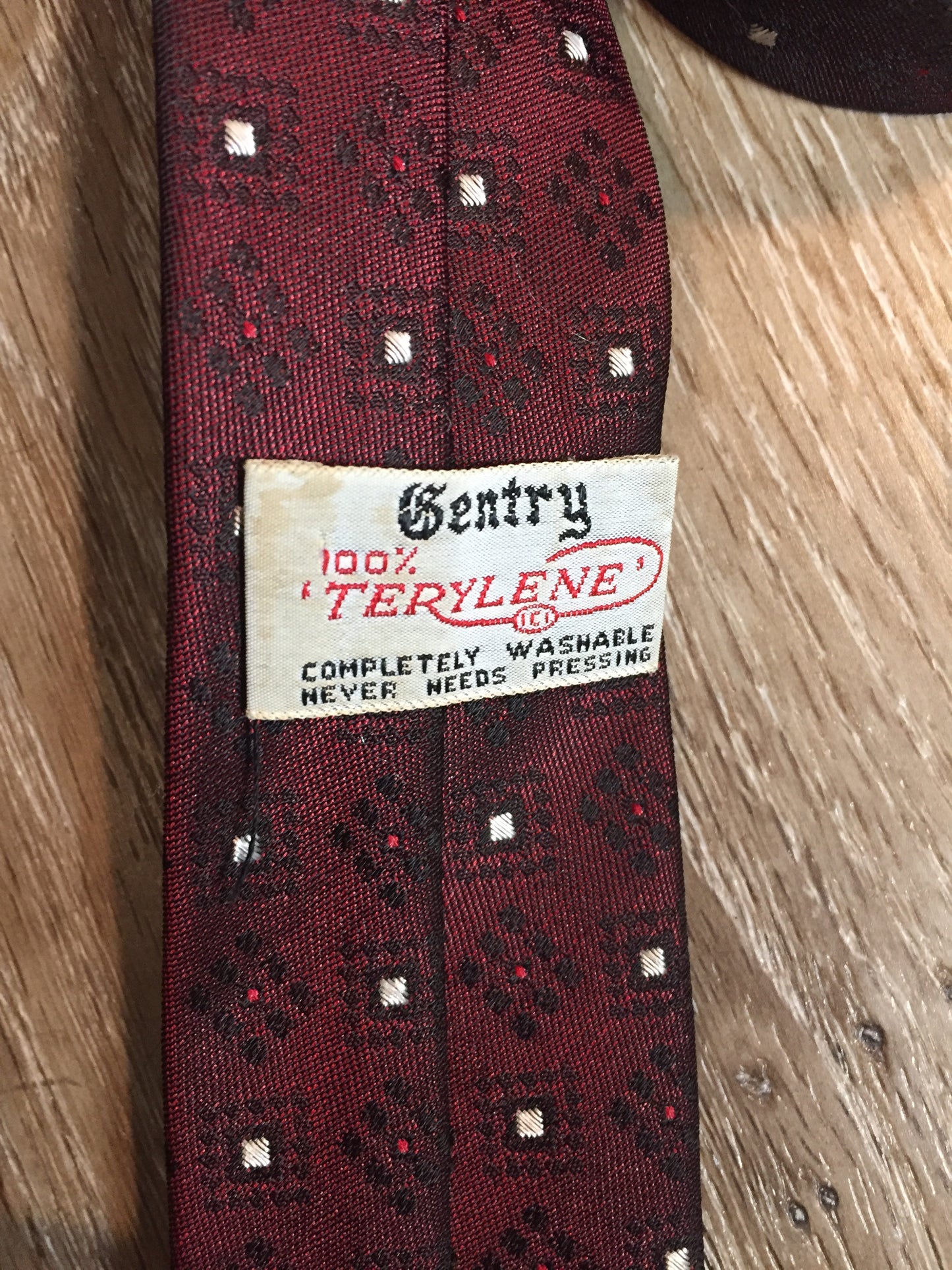 Kingspier Vintage - Gentry 100% Terylene tie with burgundy, white and black pattern.
Length: 56” 
Width: 2.25” 
This tie is in excellent condition.