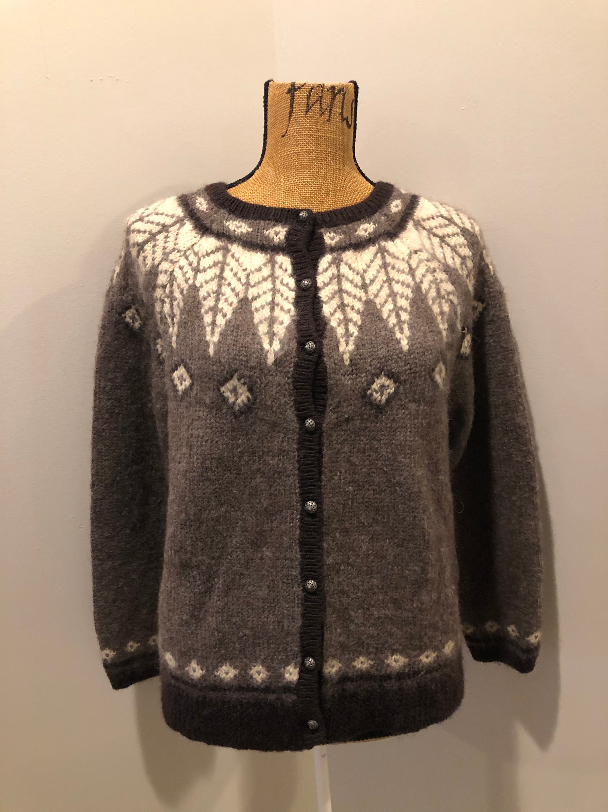 Kingspier Vintage - J.Jill wool blend Lopi style button cardigan in brown and cream.
Shoulder to shoulder - 15”
Shoulder to wrist - 23”
Under sleeve - 17.5”
Chest - 20”
Arm to hem - 13.5”
Bottom hem - 20”
*All items have been laid flat to measure.
This sweater is in excellent condition.
