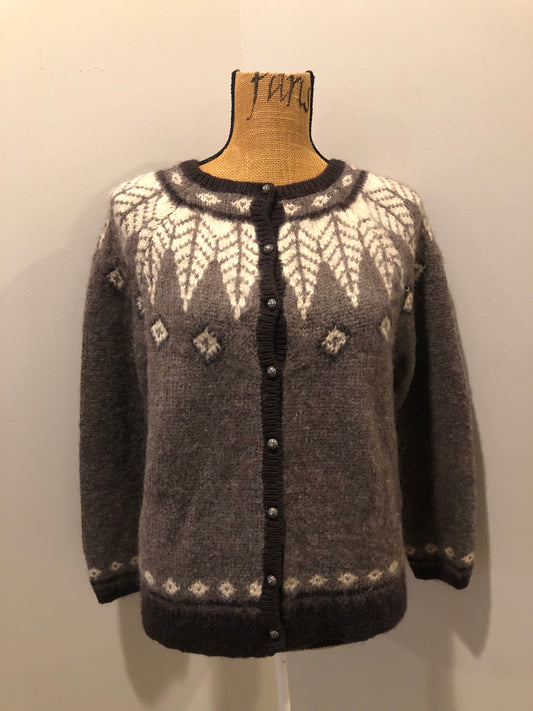 Kingspier Vintage - J.Jill wool blend Lopi style button cardigan in brown and cream.
Shoulder to shoulder - 15”
Shoulder to wrist - 23”
Under sleeve - 17.5”
Chest - 20”
Arm to hem - 13.5”
Bottom hem - 20”
*All items have been laid flat to measure.
This sweater is in excellent condition.