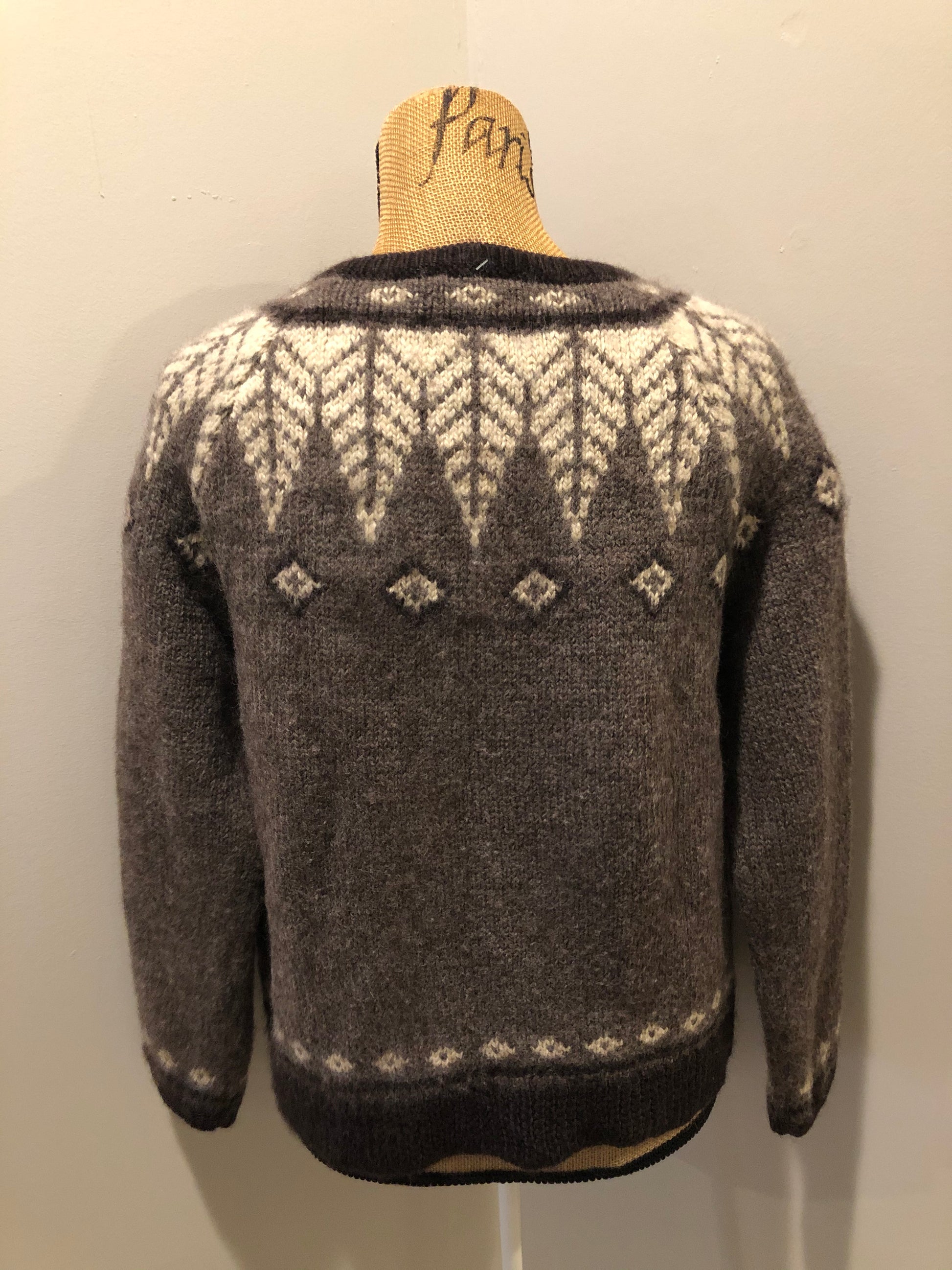 Kingspier Vintage - J.Jill wool blend Lopi style button cardigan in brown and cream.
Shoulder to shoulder - 15”
Shoulder to wrist - 23”
Under sleeve - 17.5”
Chest - 20”
Arm to hem - 13.5”
Bottom hem - 20”
*All items have been laid flat to measure.
This sweater is in excellent condition.