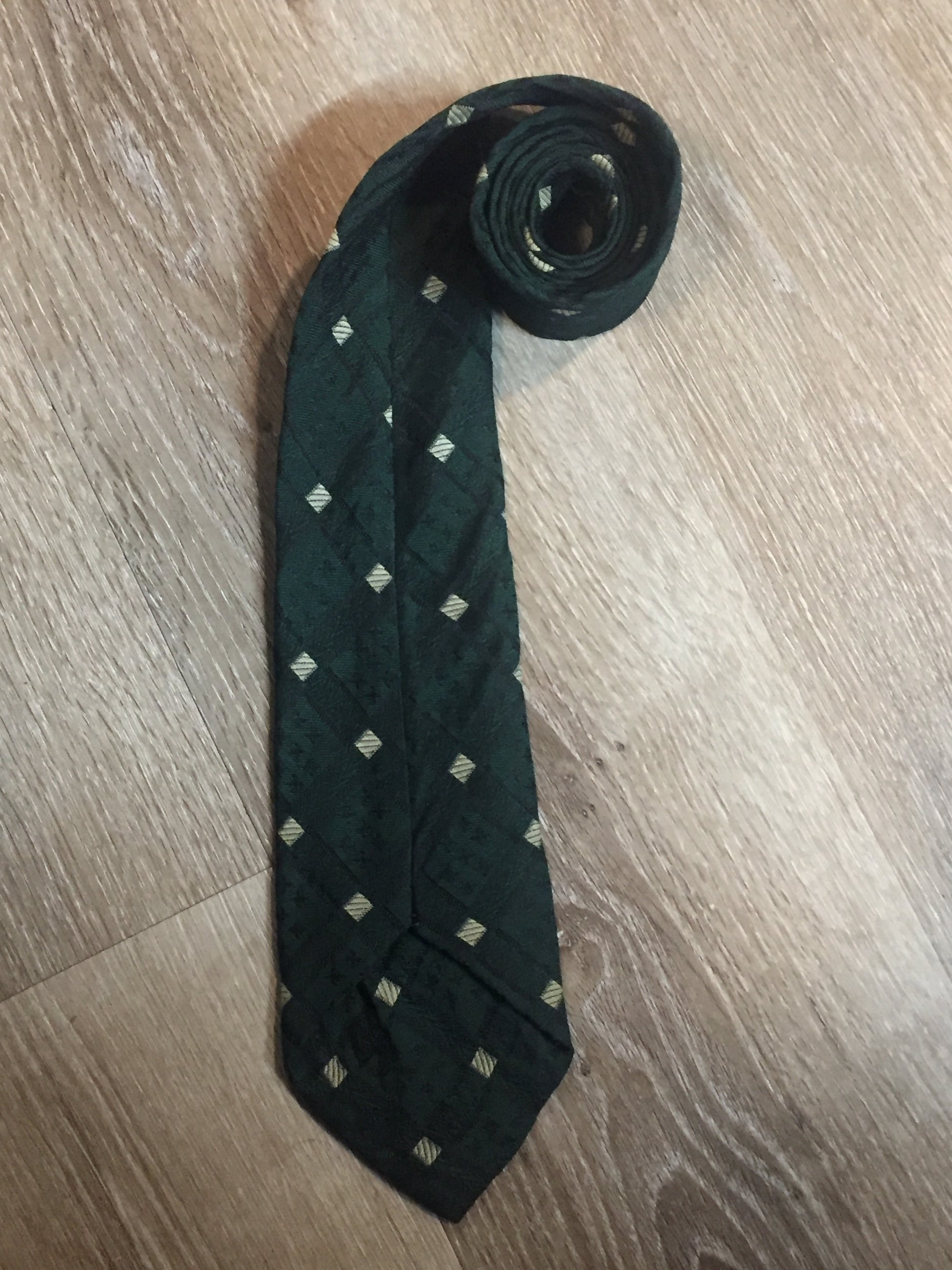 Kingspier Vintage - Vintage Tie in green with white diamond pattern. Fibres unknown.
Length: 55.5” 
Width: 3.75” 
This tie is in excellent condition.