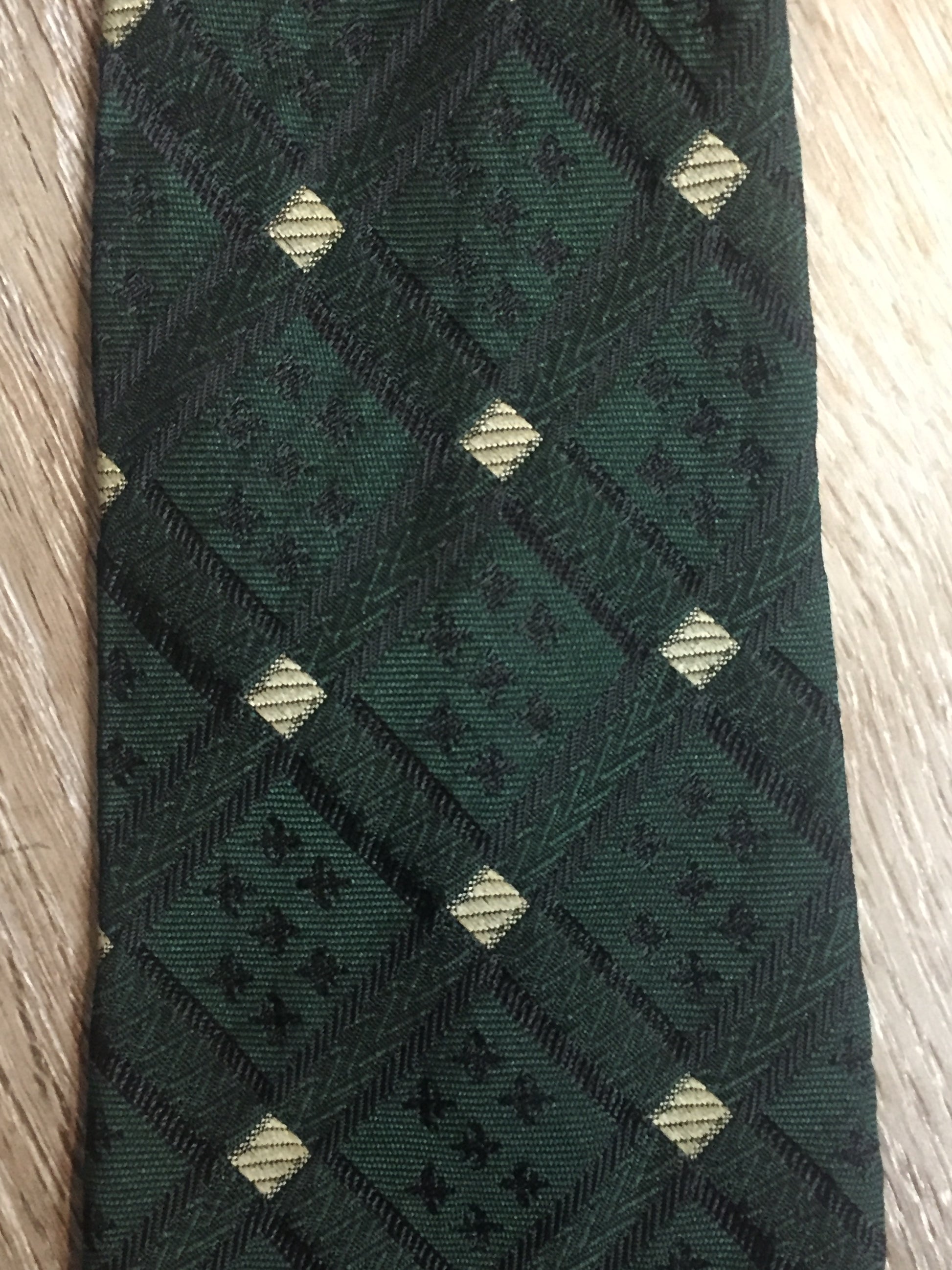 Kingspier Vintage - Vintage Tie in green with white diamond pattern. Fibres unknown.
Length: 55.5” 
Width: 3.75” 
This tie is in excellent condition.