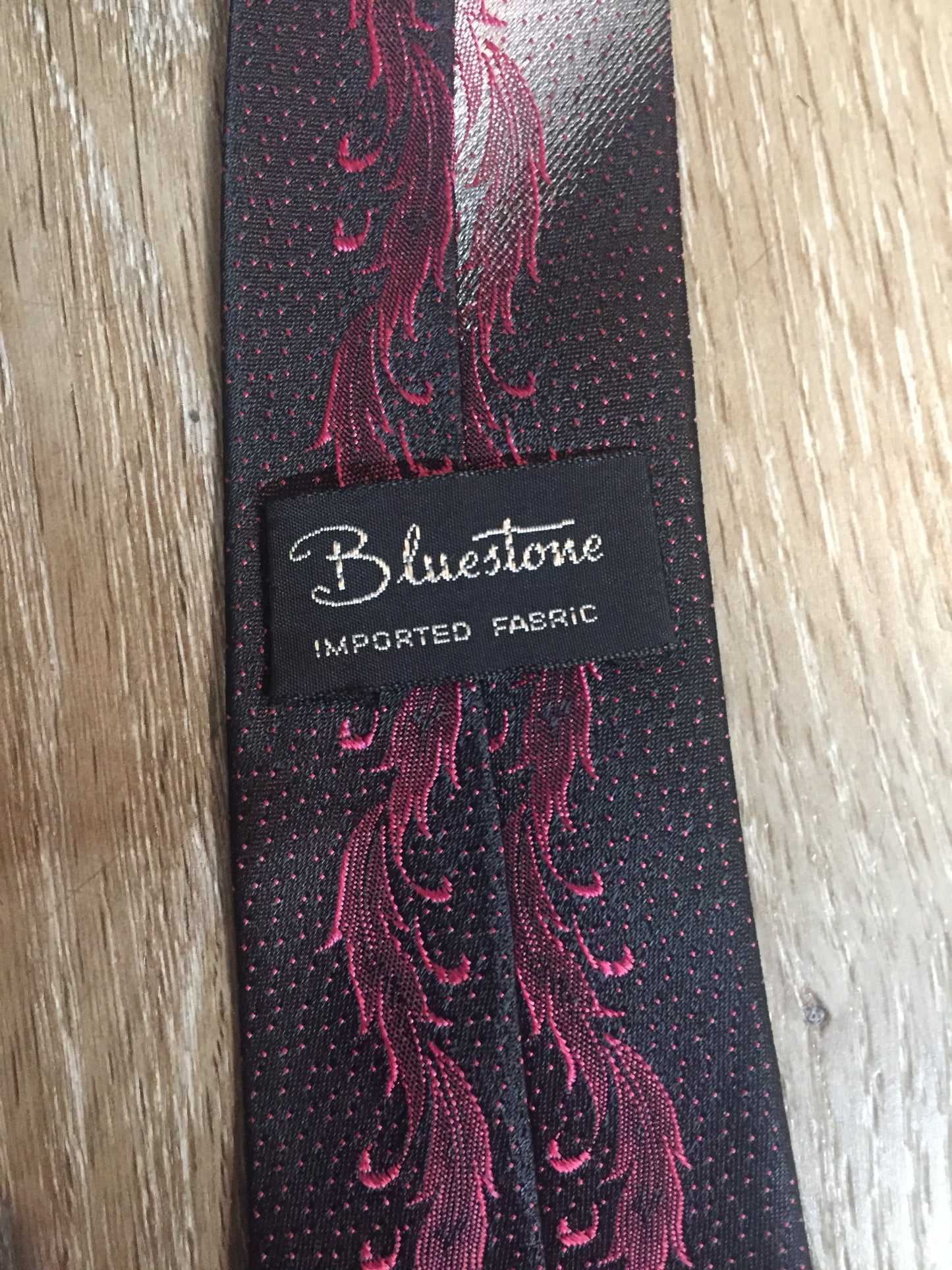 Kingspier Vintage - Bluestone tie in black, pink, white and green with abstract feather design.
Length: 59”
Width: 2.25”
This tie is in excellent condition.