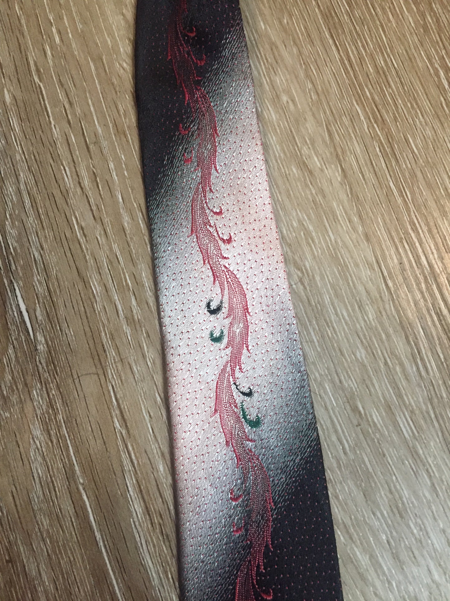 Kingspier Vintage - Bluestone tie in black, pink, white and green with abstract feather design.
Length: 59”
Width: 2.25”
This tie is in excellent condition.