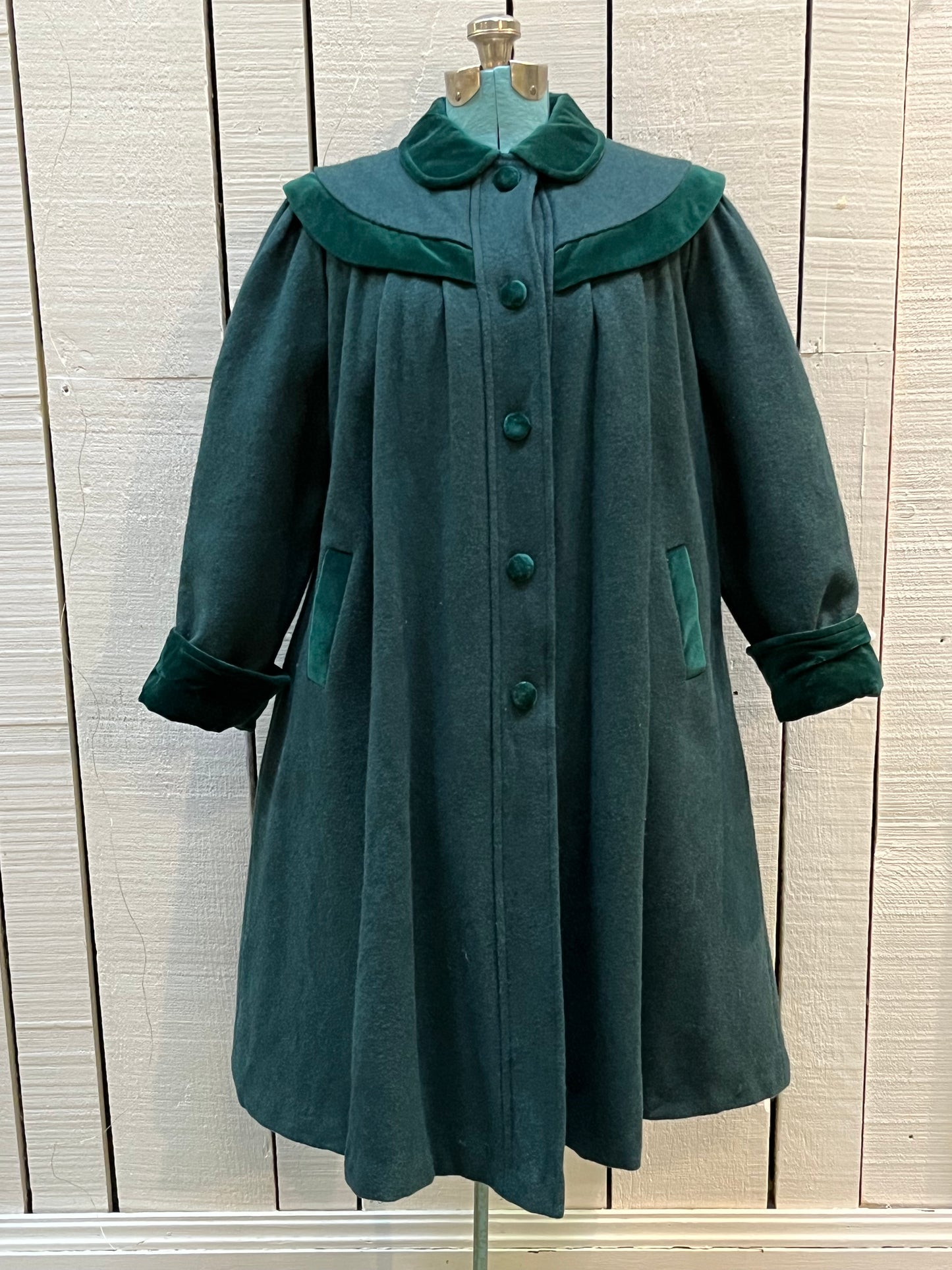 Vintage Coquette dark green wool/ nylon blend coat with button closures, two front pockets, quilted lining, velvet trim and a bow detail in the back.
Made in Canada
Size 14/ Chest 42”