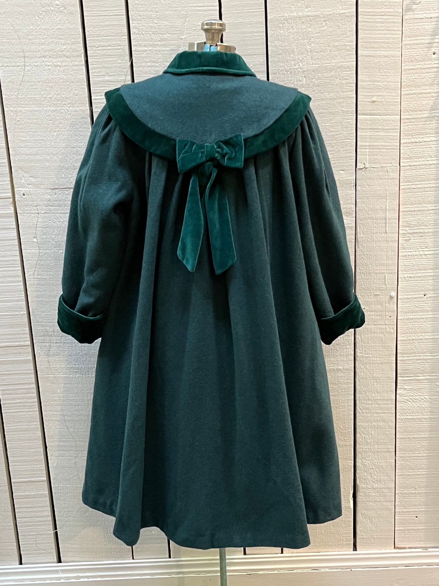 Vintage Coquette dark green wool/ nylon blend coat with button closures, two front pockets, quilted lining, velvet trim and a bow detail in the back.
Made in Canada
Size 14/ Chest 42”