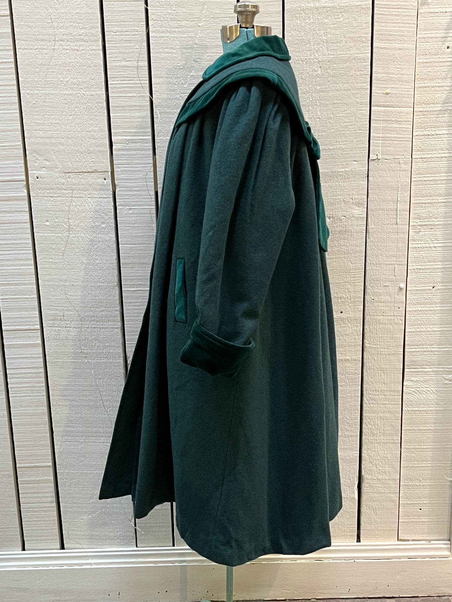 Vintage Coquette dark green wool/ nylon blend coat with button closures, two front pockets, quilted lining, velvet trim and a bow detail in the back.
Made in Canada
Size 14/ Chest 42”
