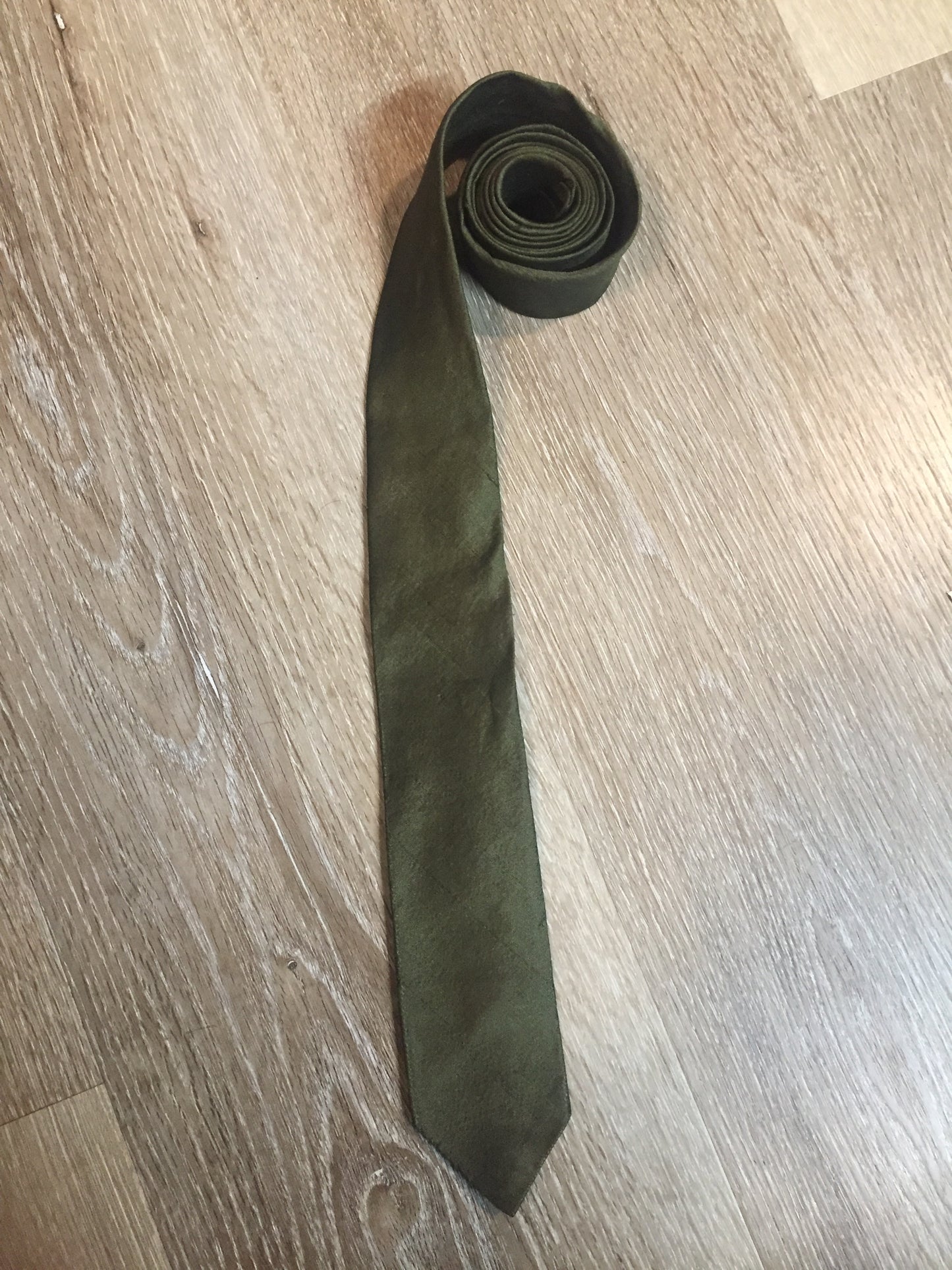 Kingspier Vintage - Goodsons Inc. 100% silk olive green tie.
Length: 55.5”
Width: 2”
This tie is in excellent condition.