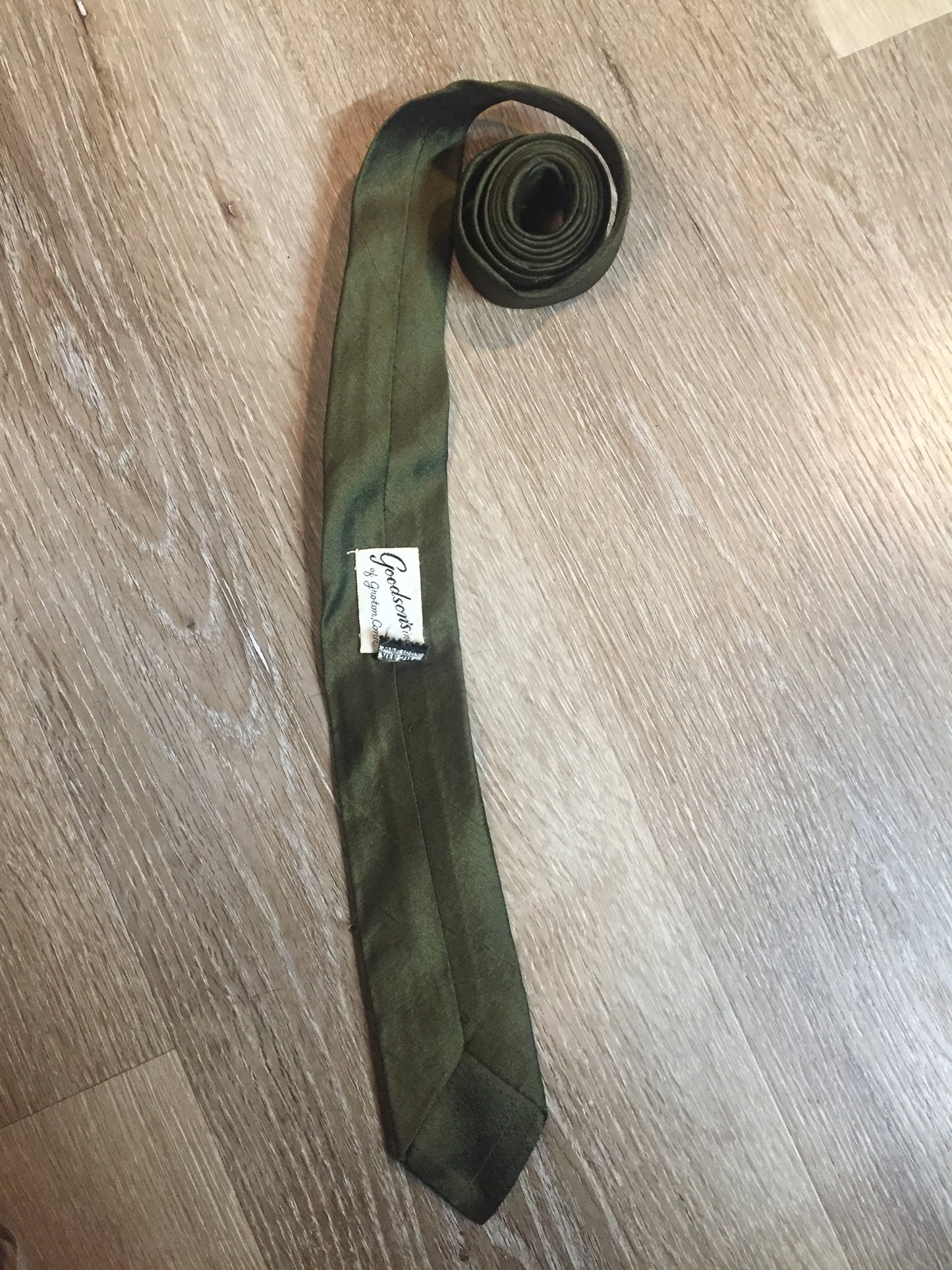 Kingspier Vintage - Goodsons Inc. 100% silk olive green tie.
Length: 55.5”
Width: 2”
This tie is in excellent condition.