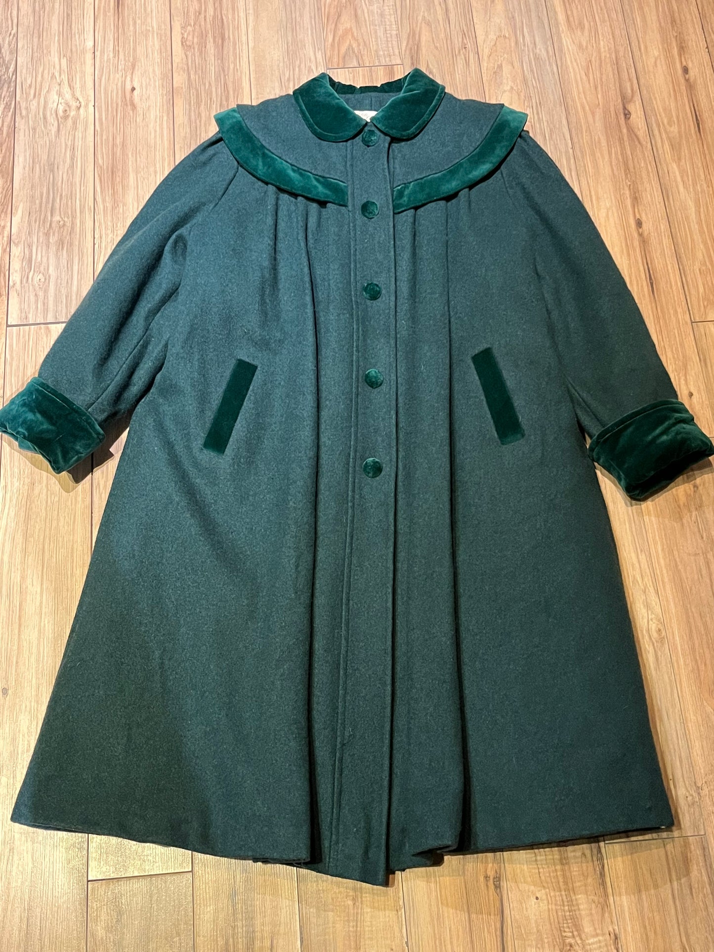 Vintage Coquette dark green wool/ nylon blend coat with button closures, two front pockets, quilted lining, velvet trim and a bow detail in the back.
Made in Canada
Size 14/ Chest 42”