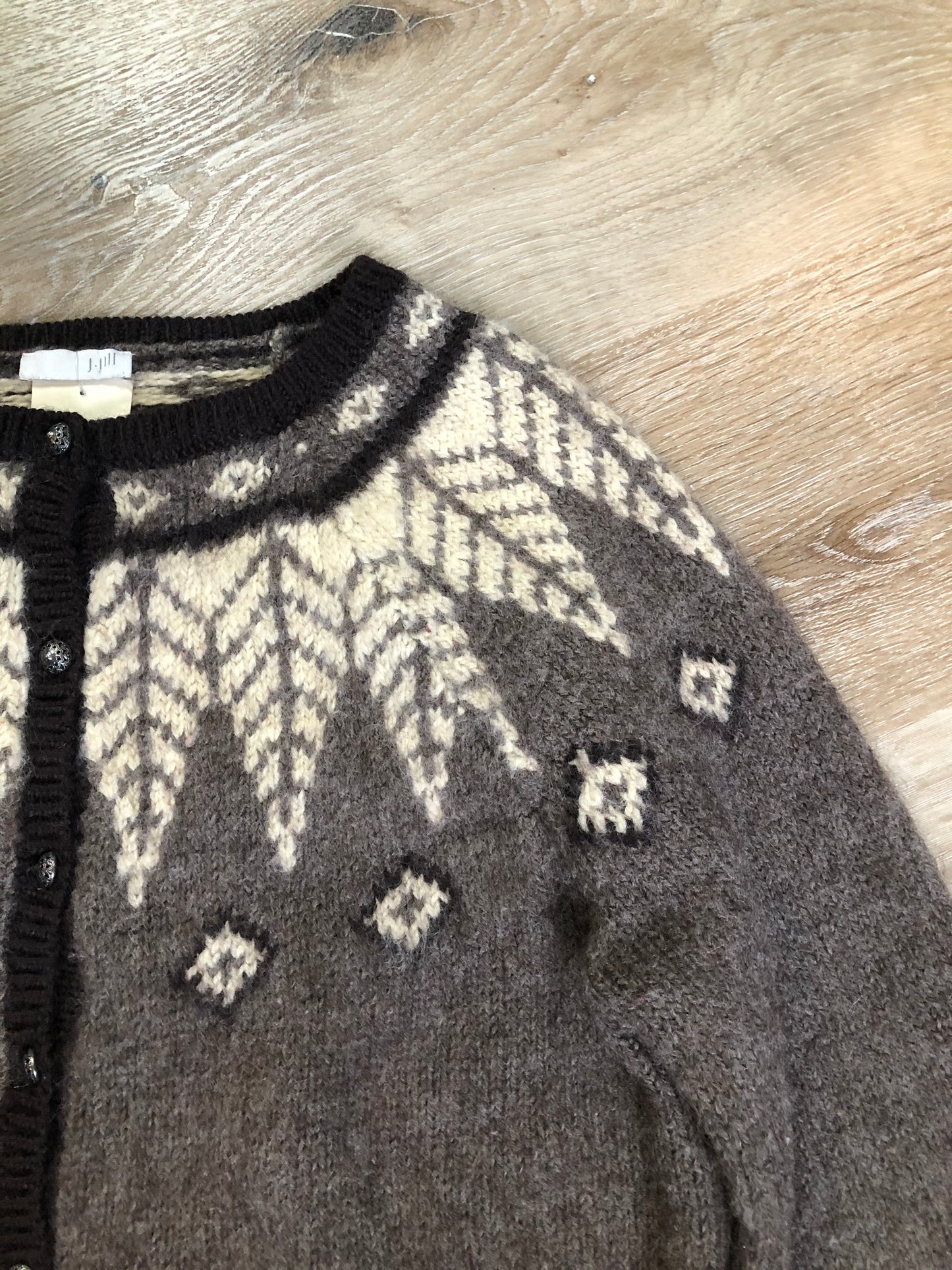 Kingspier Vintage - J.Jill wool blend Lopi style button cardigan in brown and cream.
Shoulder to shoulder - 15”
Shoulder to wrist - 23”
Under sleeve - 17.5”
Chest - 20”
Arm to hem - 13.5”
Bottom hem - 20”
*All items have been laid flat to measure.
This sweater is in excellent condition.