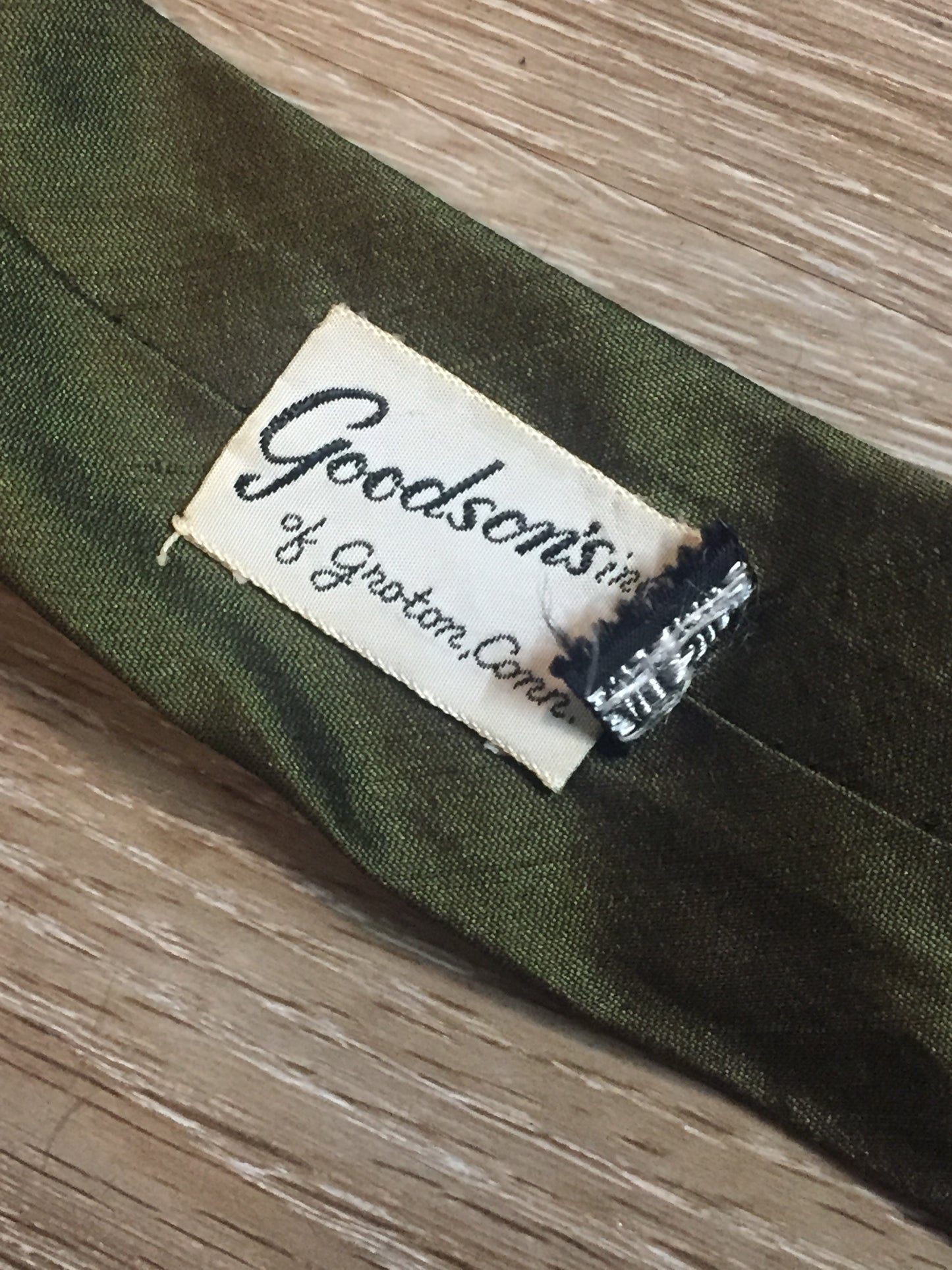Kingspier Vintage - Goodsons Inc. 100% silk olive green tie.
Length: 55.5”
Width: 2”
This tie is in excellent condition.