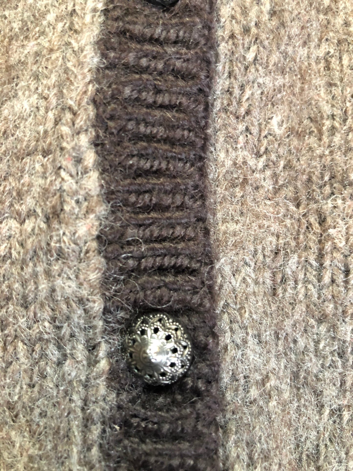 Kingspier Vintage - J.Jill wool blend Lopi style button cardigan in brown and cream.
Shoulder to shoulder - 15”
Shoulder to wrist - 23”
Under sleeve - 17.5”
Chest - 20”
Arm to hem - 13.5”
Bottom hem - 20”
*All items have been laid flat to measure.
This sweater is in excellent condition.