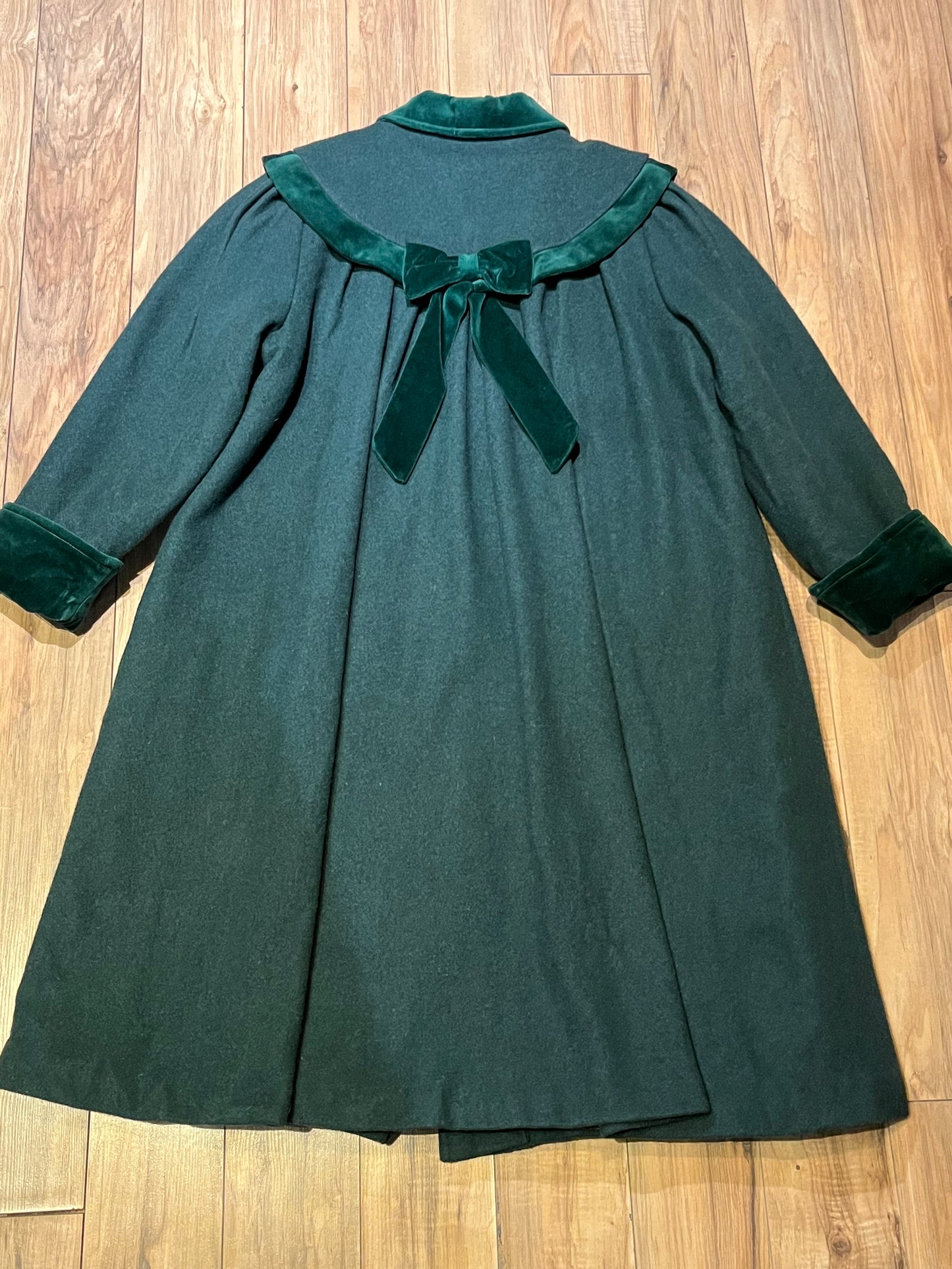 Vintage Coquette dark green wool/ nylon blend coat with button closures, two front pockets, quilted lining, velvet trim and a bow detail in the back.
Made in Canada
Size 14/ Chest 42”