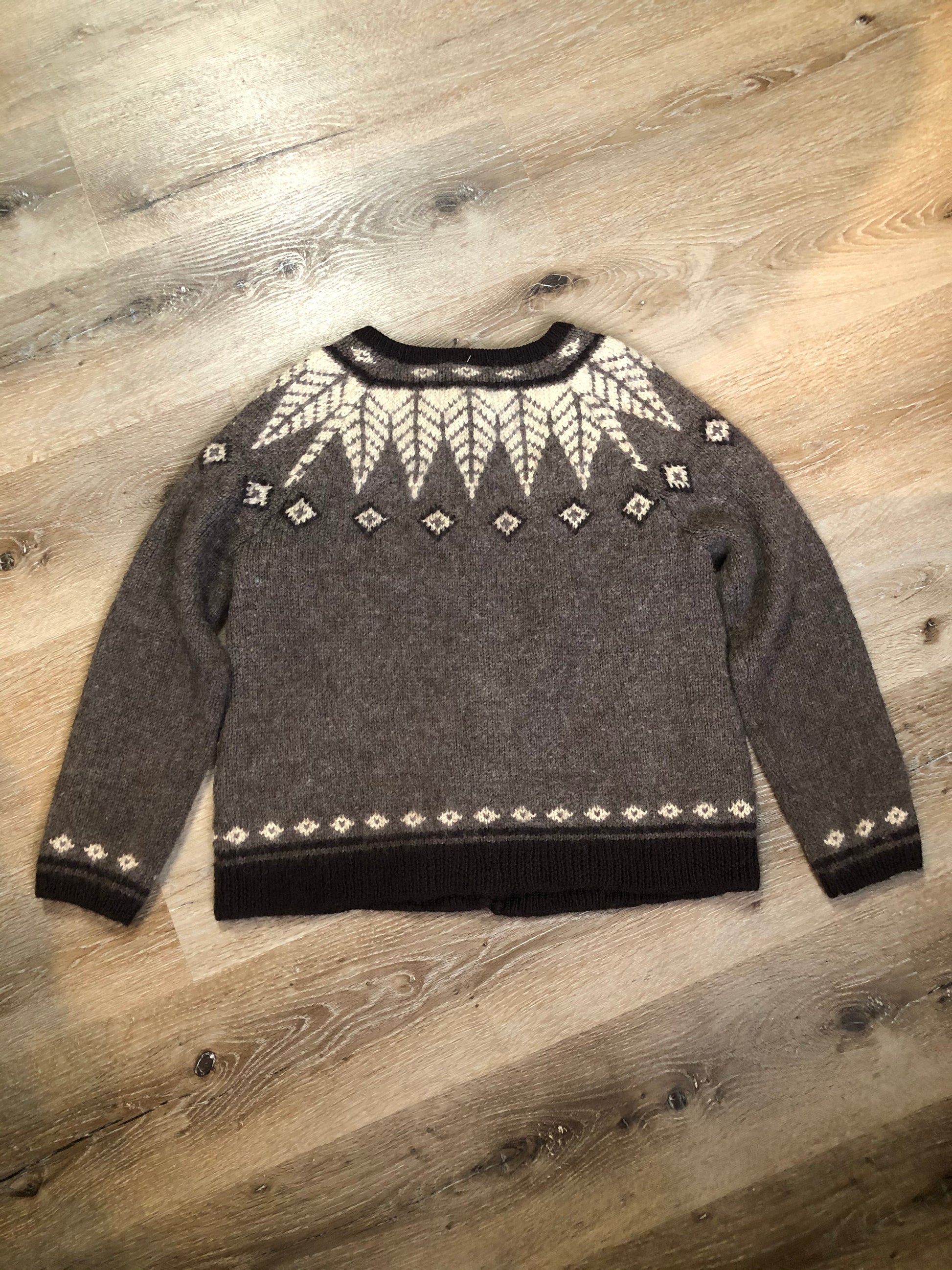 Kingspier Vintage - J.Jill wool blend Lopi style button cardigan in brown and cream.
Shoulder to shoulder - 15”
Shoulder to wrist - 23”
Under sleeve - 17.5”
Chest - 20”
Arm to hem - 13.5”
Bottom hem - 20”
*All items have been laid flat to measure.
This sweater is in excellent condition.