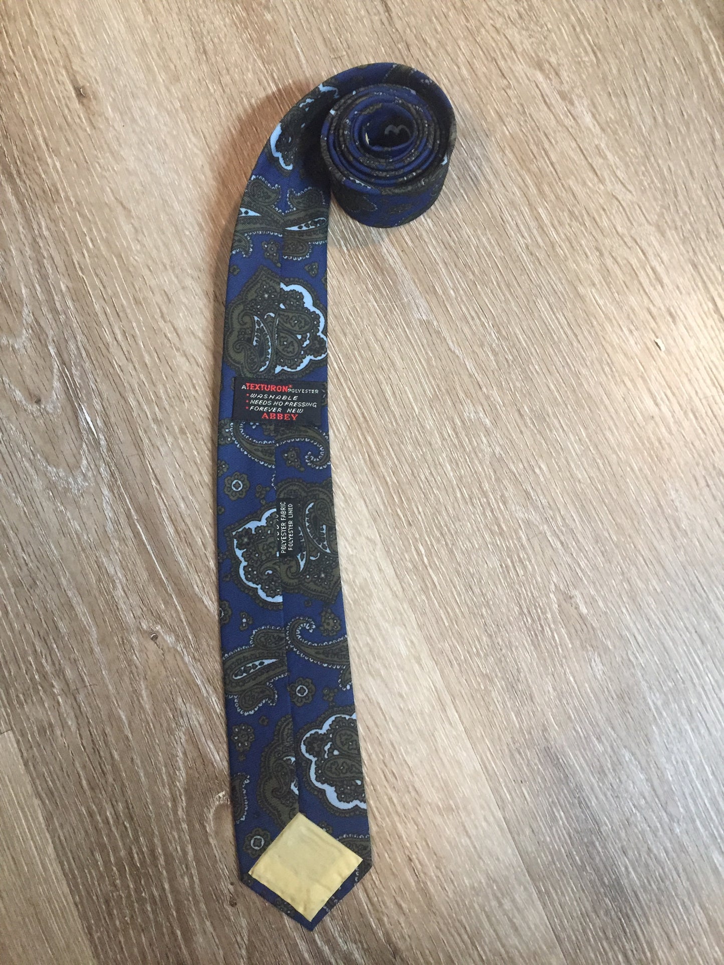Kingspier Vintage - Abbey 100% polyester tie with blue and green paisley design.
Length: 52”
Width: 2.25”
This tie is in excellent condition.