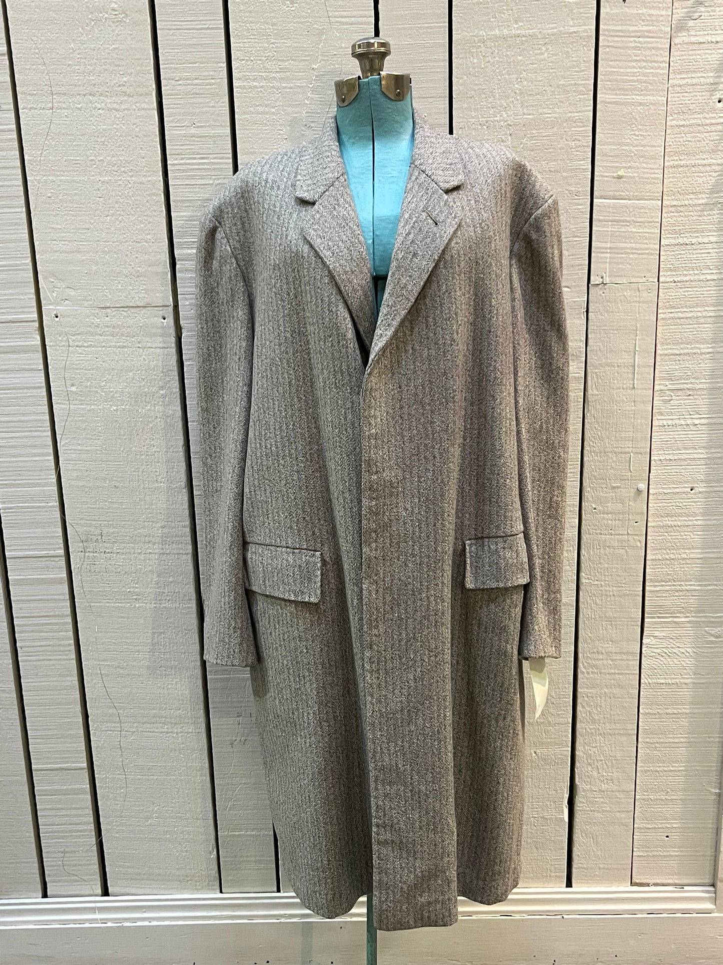 Vintage E. Braun and Co. grey wool and silk blend coat with button closures and two front flap pockets.
Made in Baden-Baden W. Germany
Chest 44”