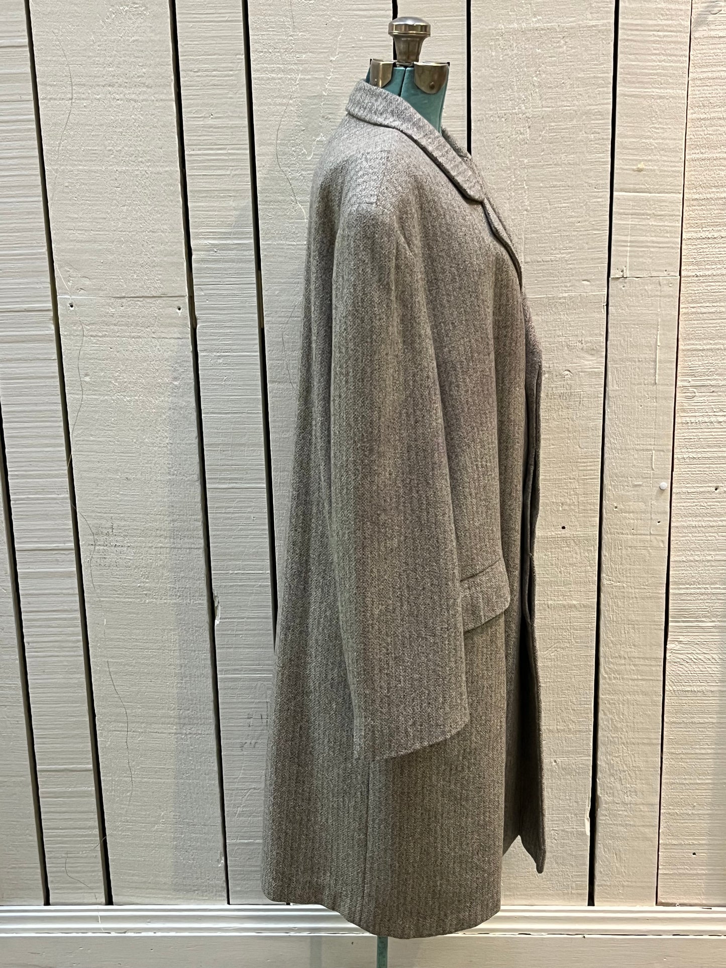 Vintage E. Braun and Co. grey wool and silk blend coat with button closures and two front flap pockets.
Made in Baden-Baden W. Germany
Chest 44”