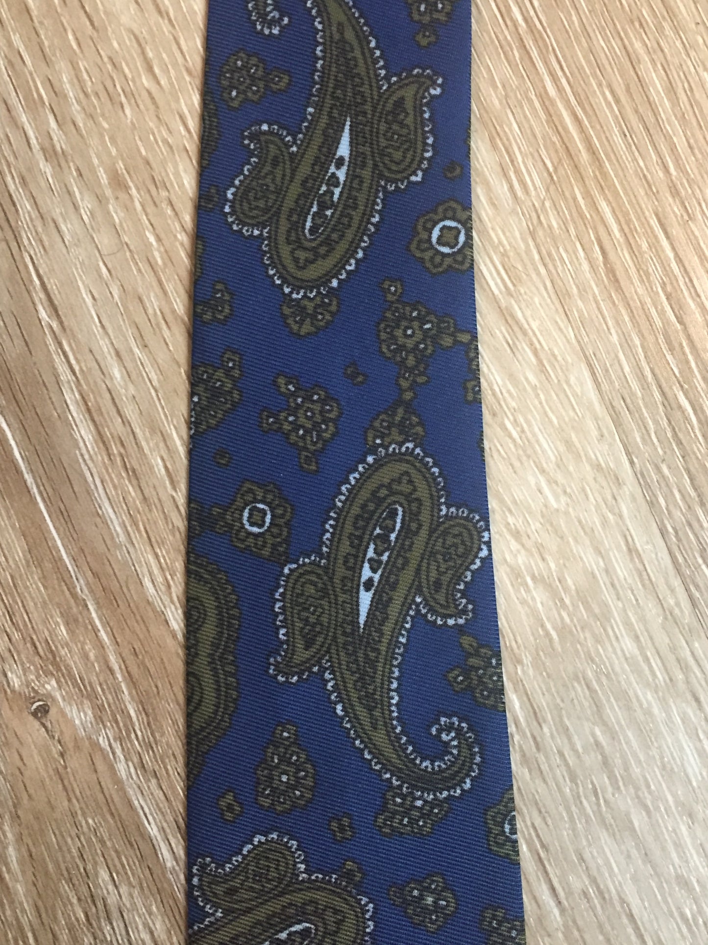 Kingspier Vintage - Abbey 100% polyester tie with blue and green paisley design.
Length: 52”
Width: 2.25”
This tie is in excellent condition.