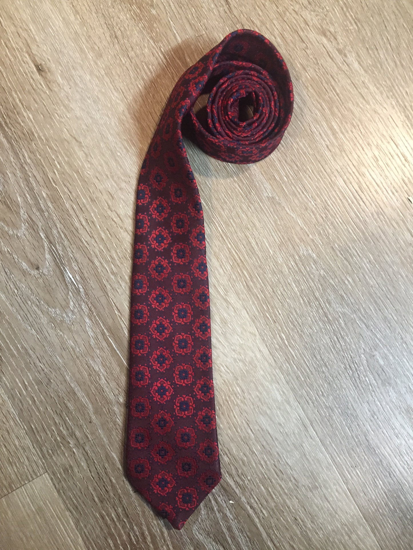 Kingspier Vintage - Commodore 100% polyester tie with red and navy floral pattern.
Length: 52”
Width: 2.5”
This tie is in excellent condition.