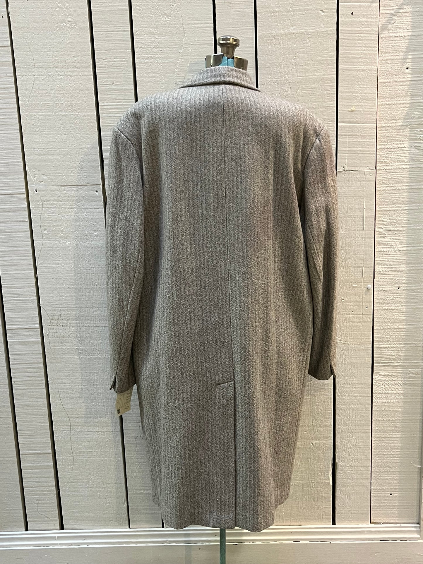 Vintage E. Braun and Co. grey wool and silk blend coat with button closures and two front flap pockets.
Made in Baden-Baden W. Germany
Chest 44”